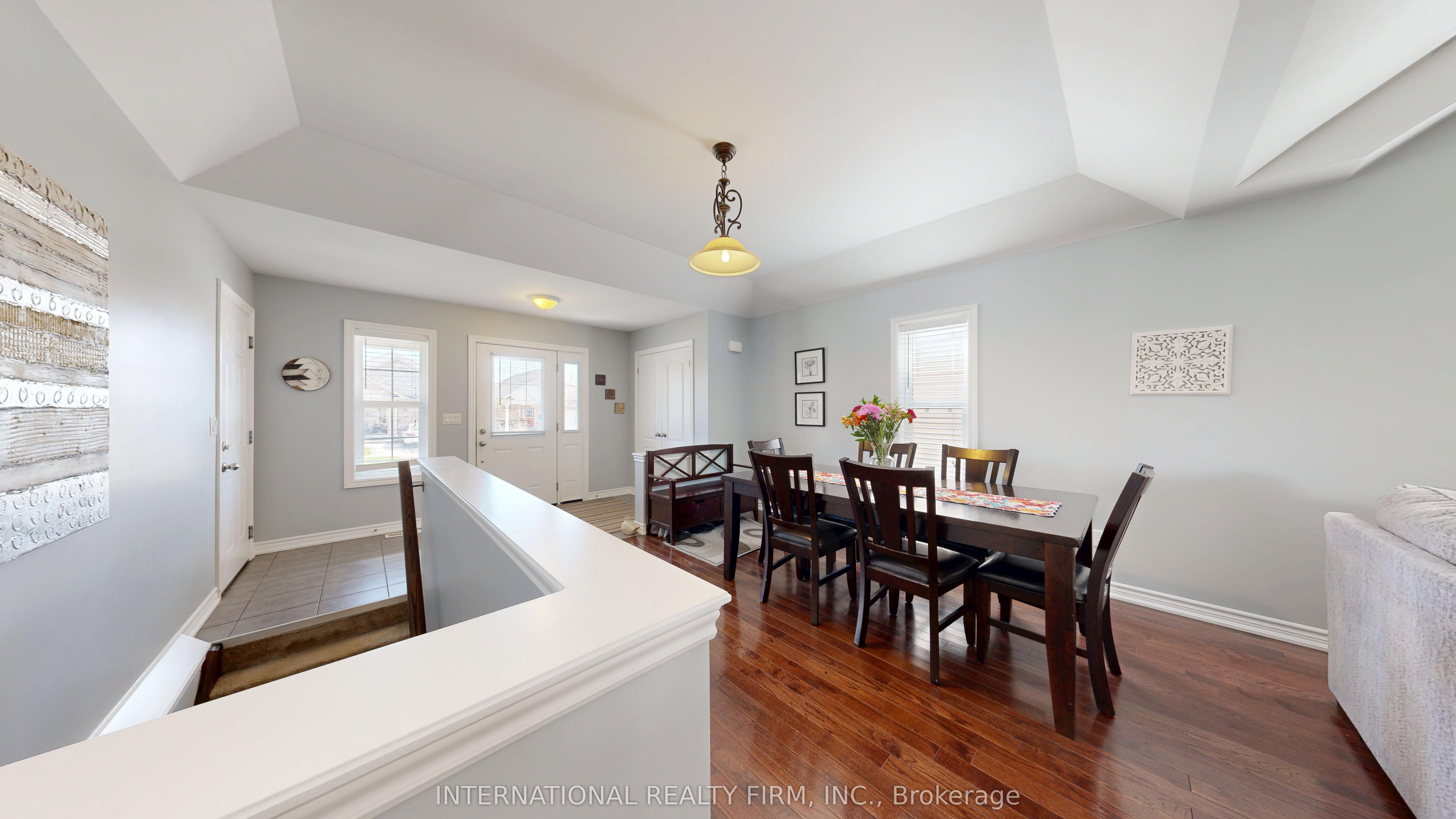 438 Stirling Way Property Photo 8