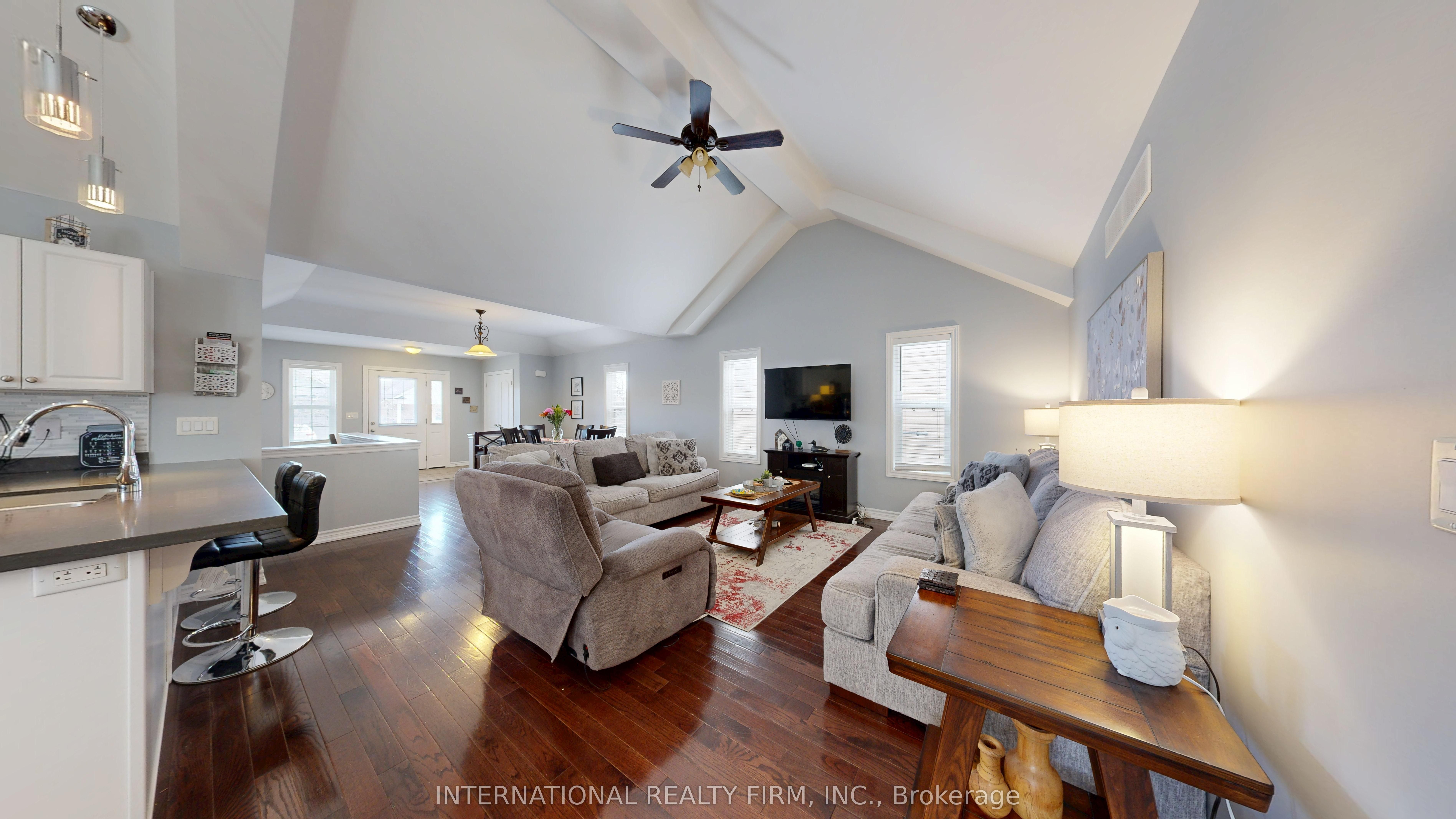 438 Stirling Way Property Photo 11