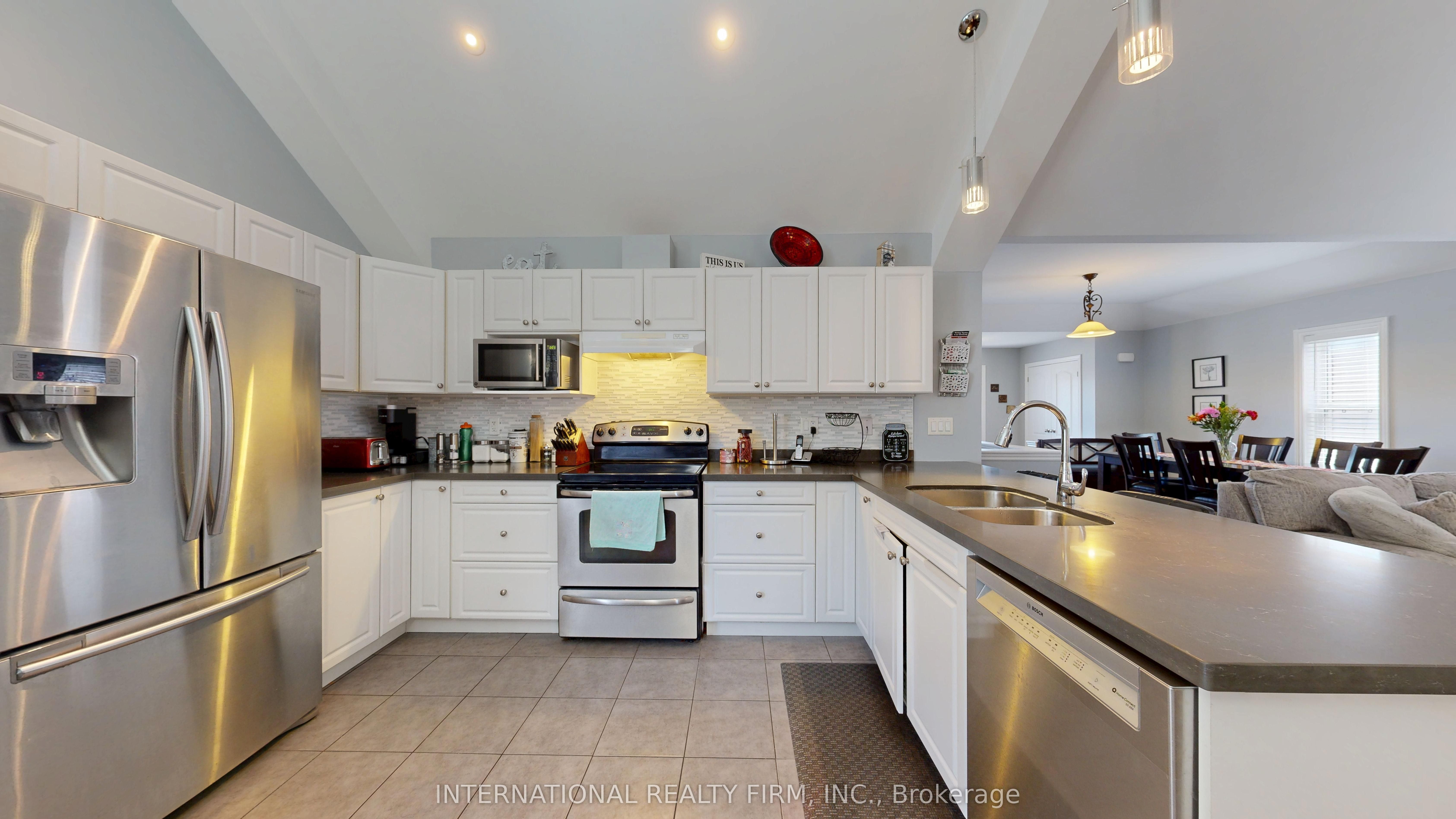 438 Stirling Way Property Photo 14