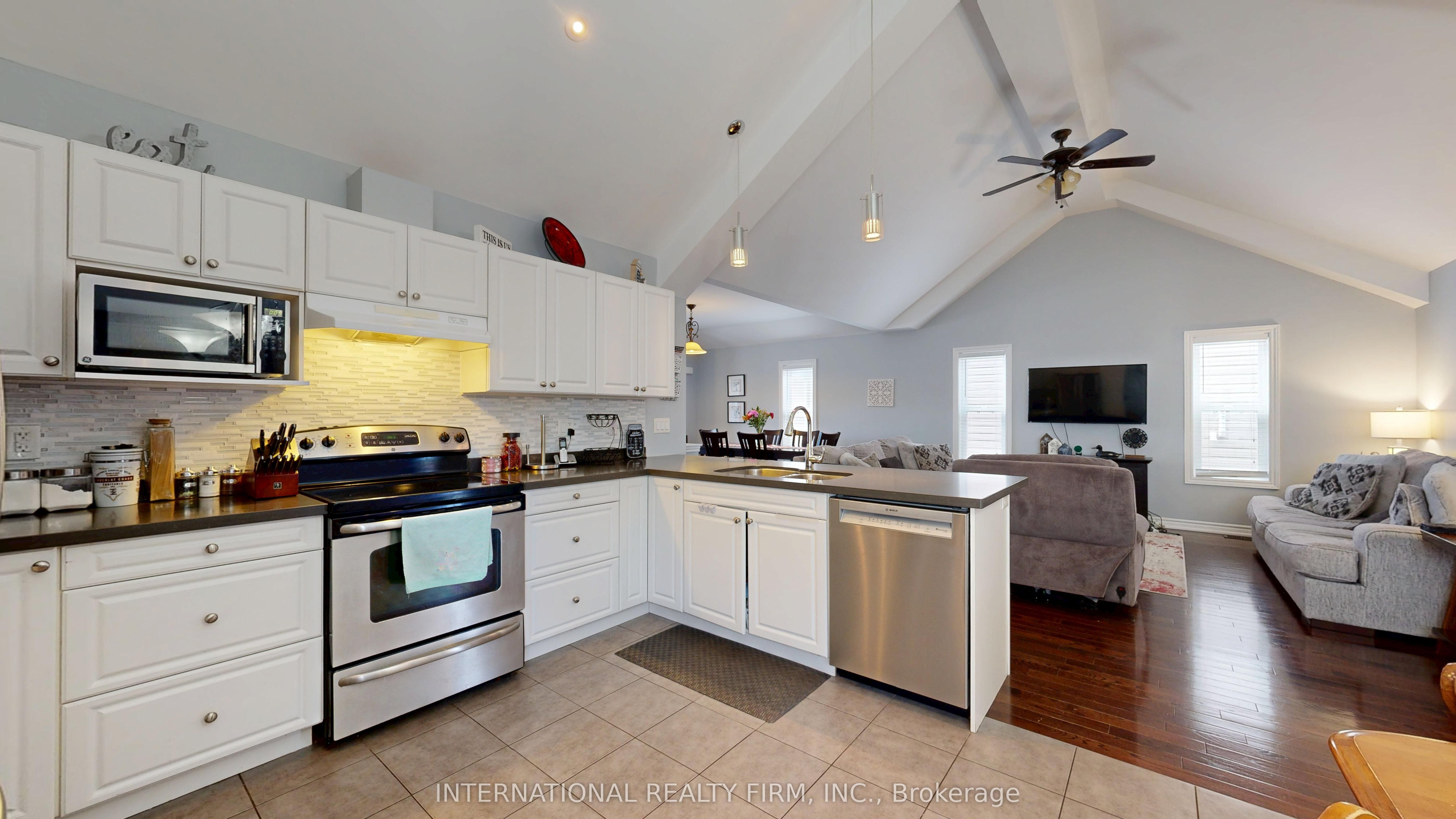 438 Stirling Way Property Photo 15