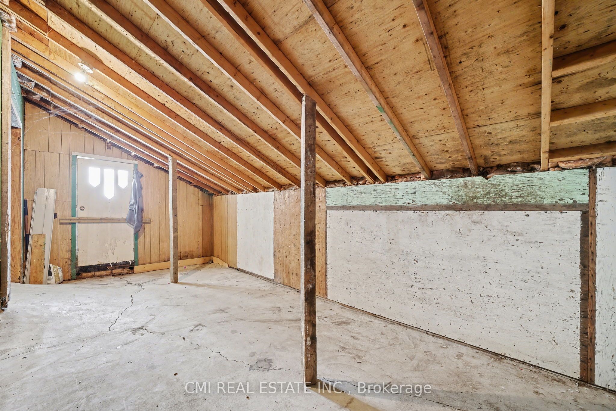 76 Main Street E Property Photo 42