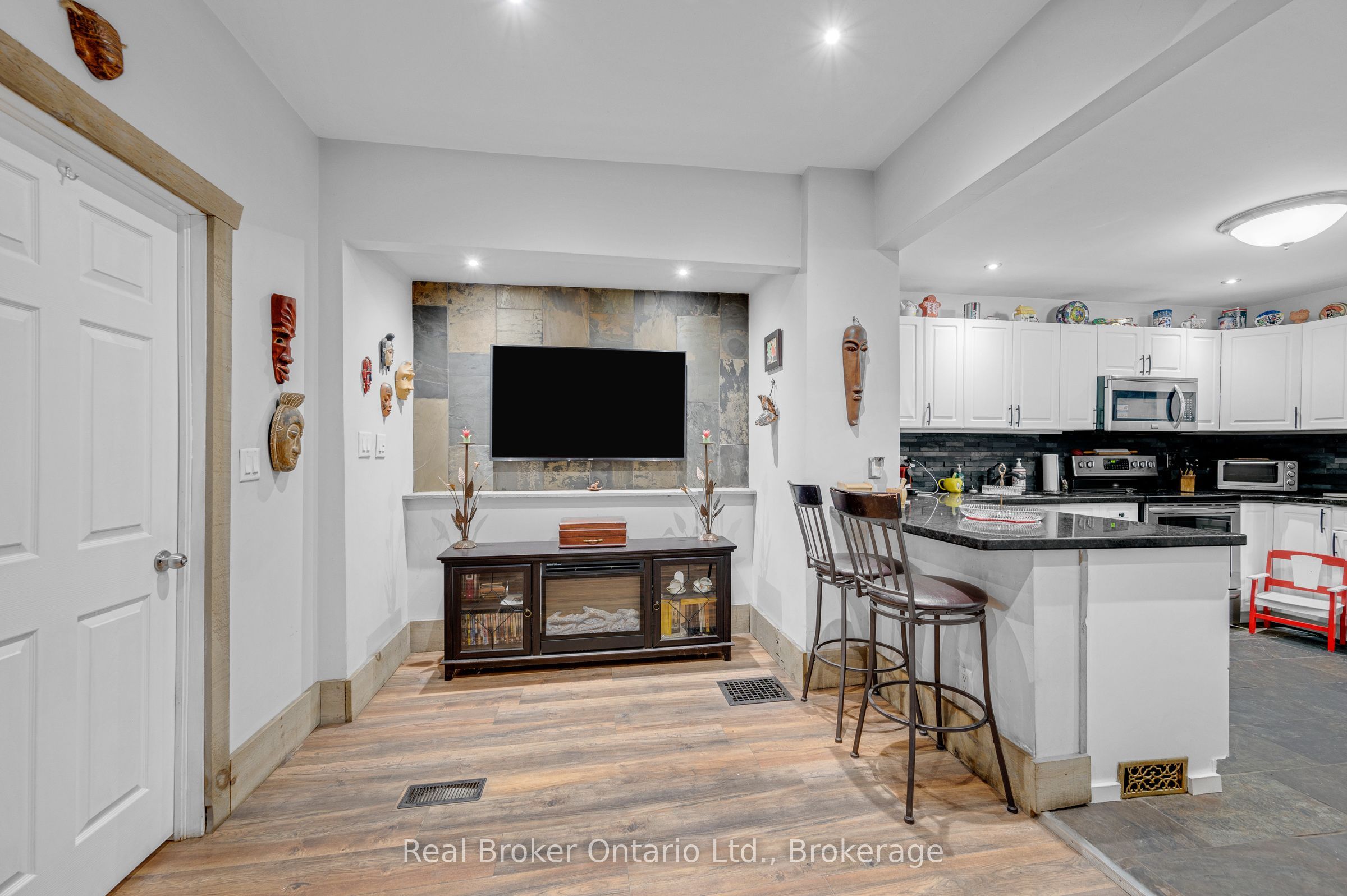 466 Cannon Street E Property Photo 9