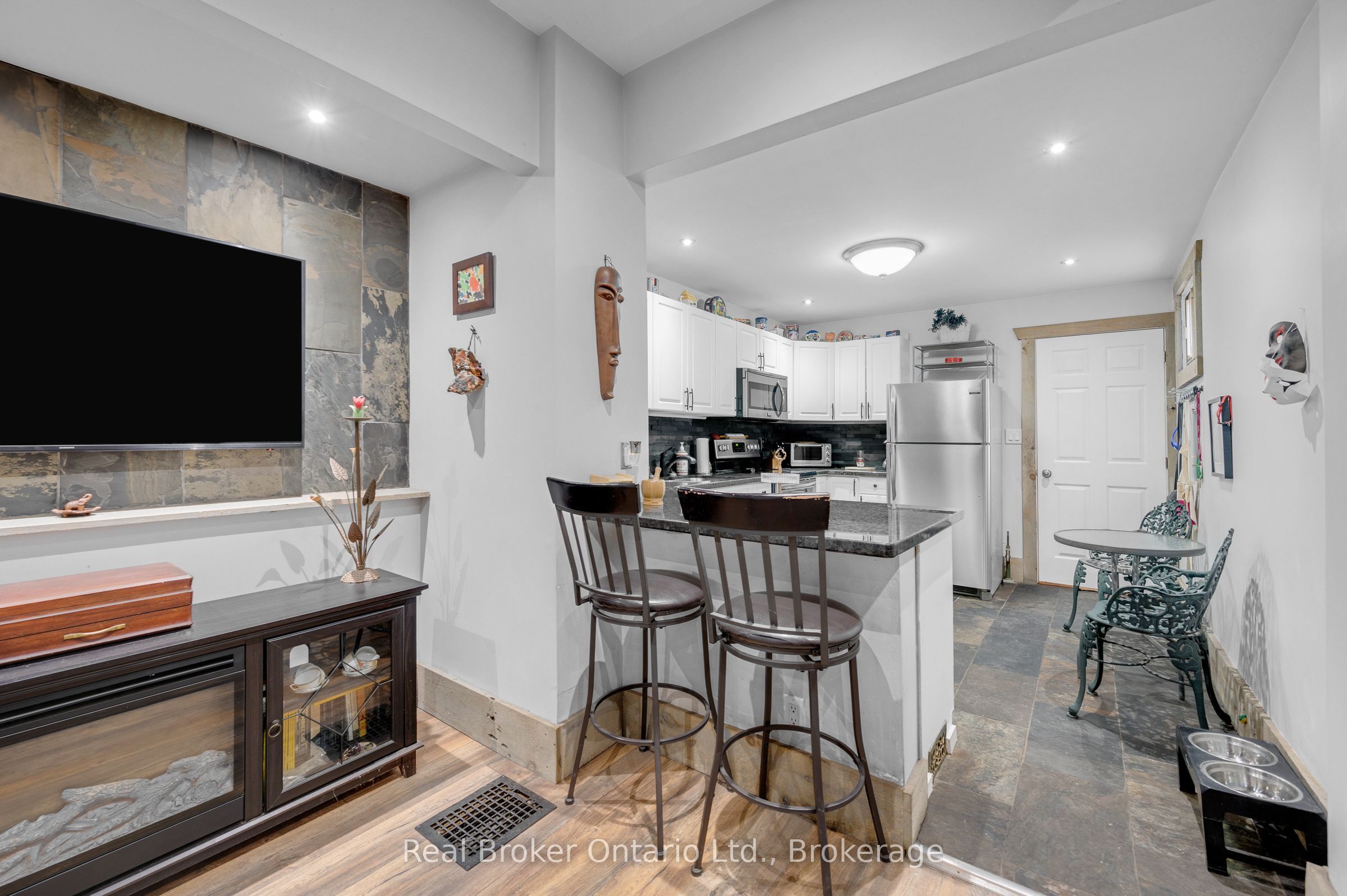 466 Cannon Street E Property Photo 11