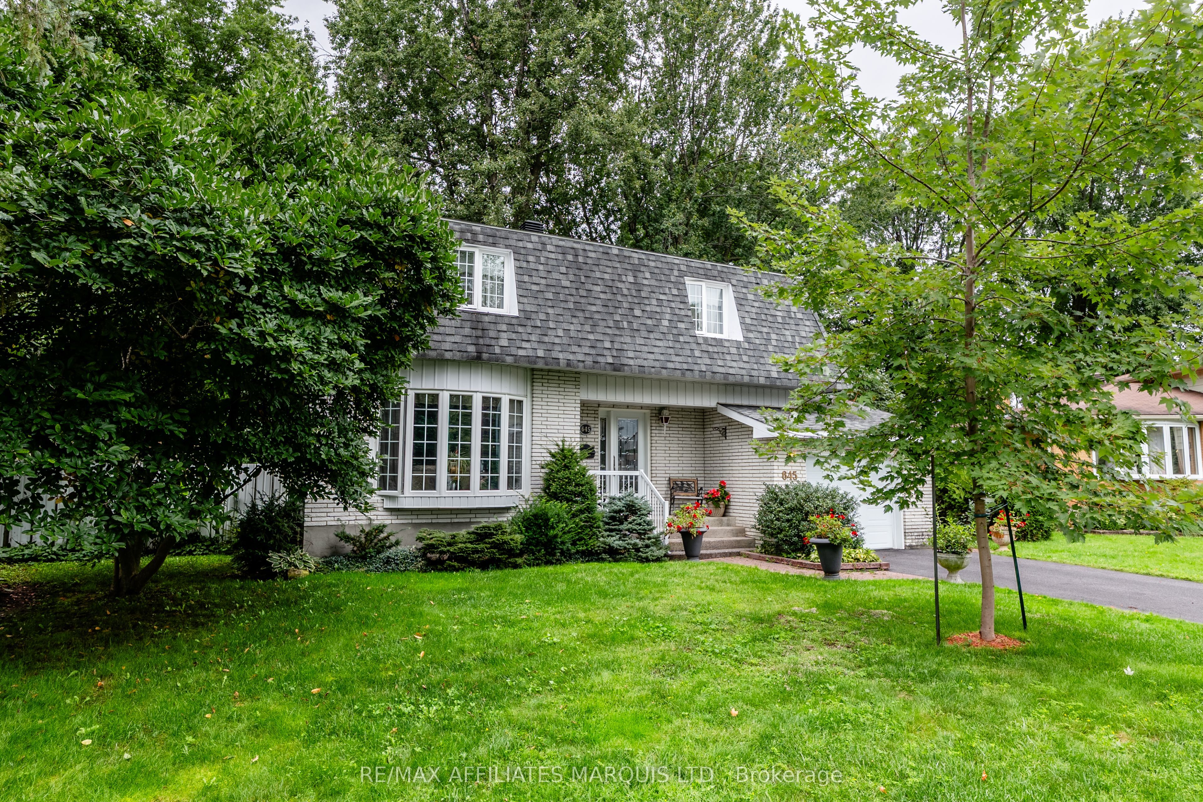 645 Dundas Crescent Property Photo 2