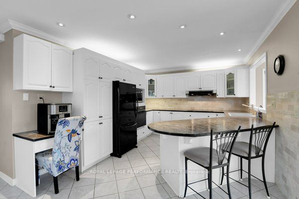 401 Phoenix Crescent Property Photo 12