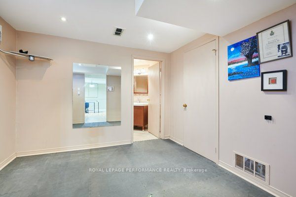 401 Phoenix Crescent Property Photo 25