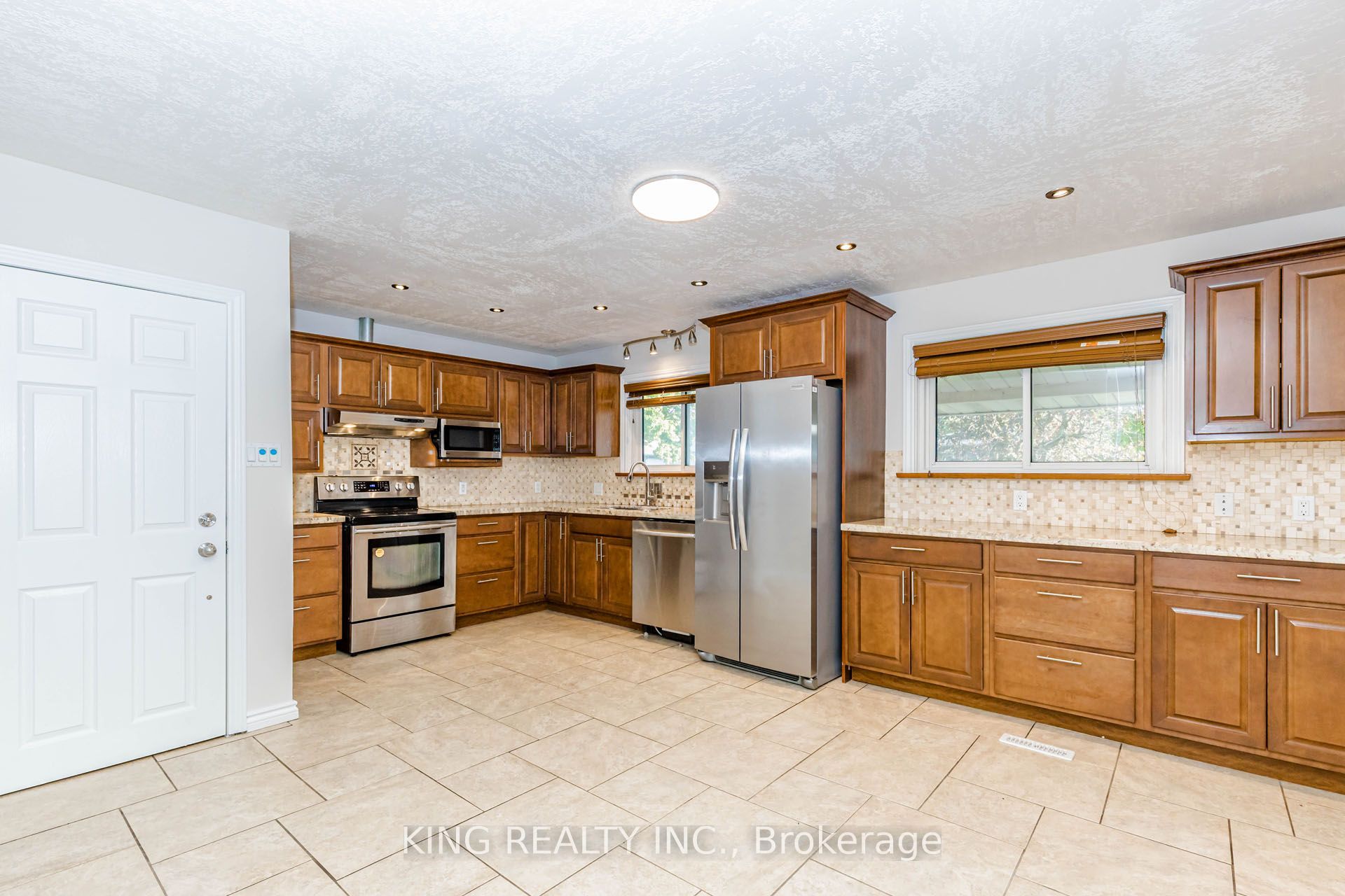 392 Greenfield Avenue Upper Property Photo 3