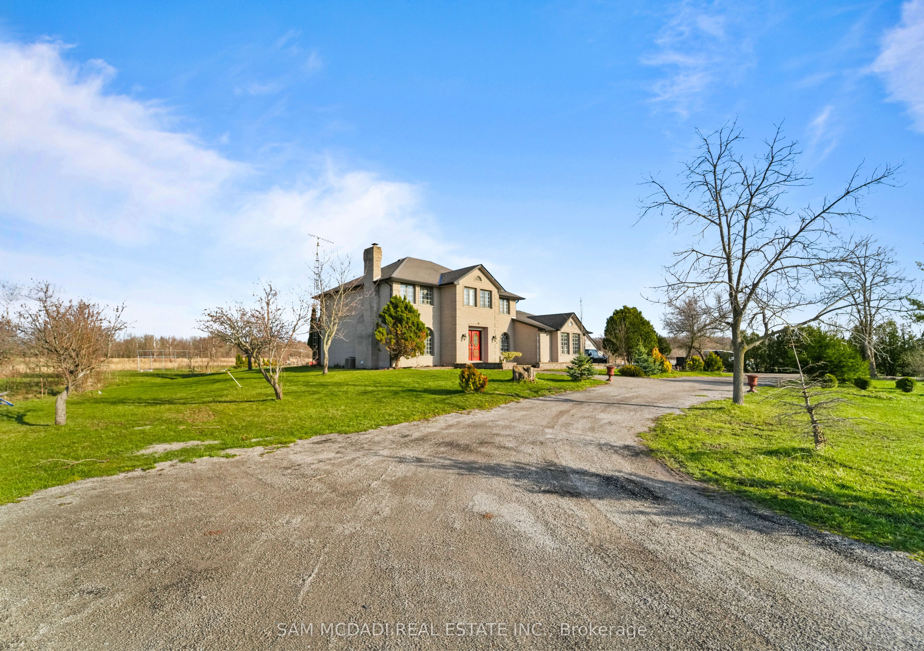 225 Park Road S Property Photo 4