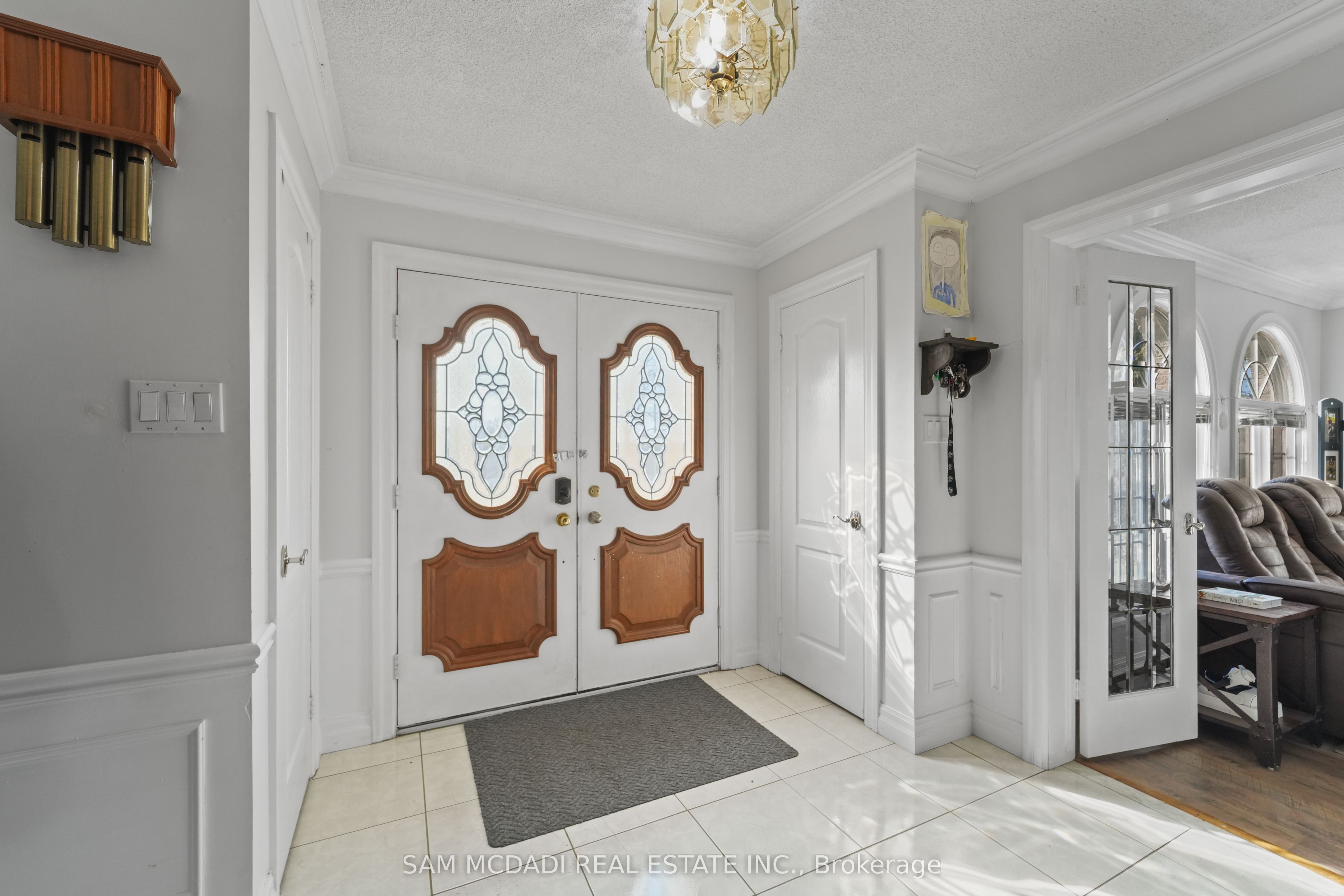 225 Park Road S Property Photo 6