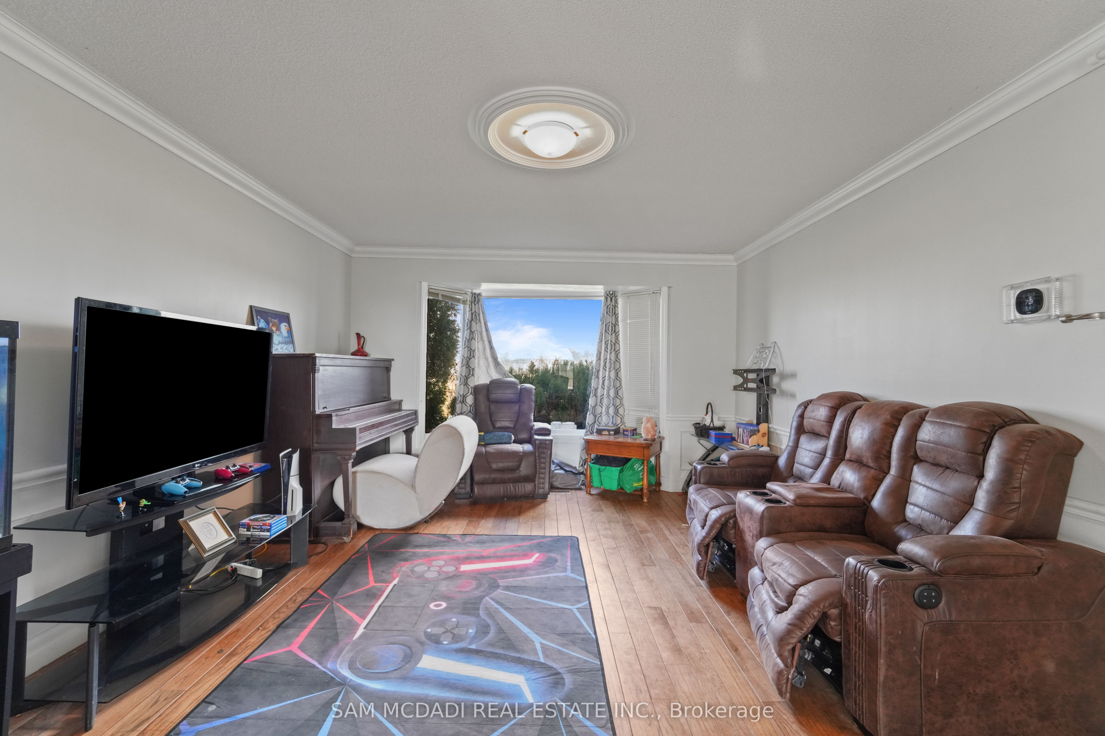 225 Park Road S Property Photo 10