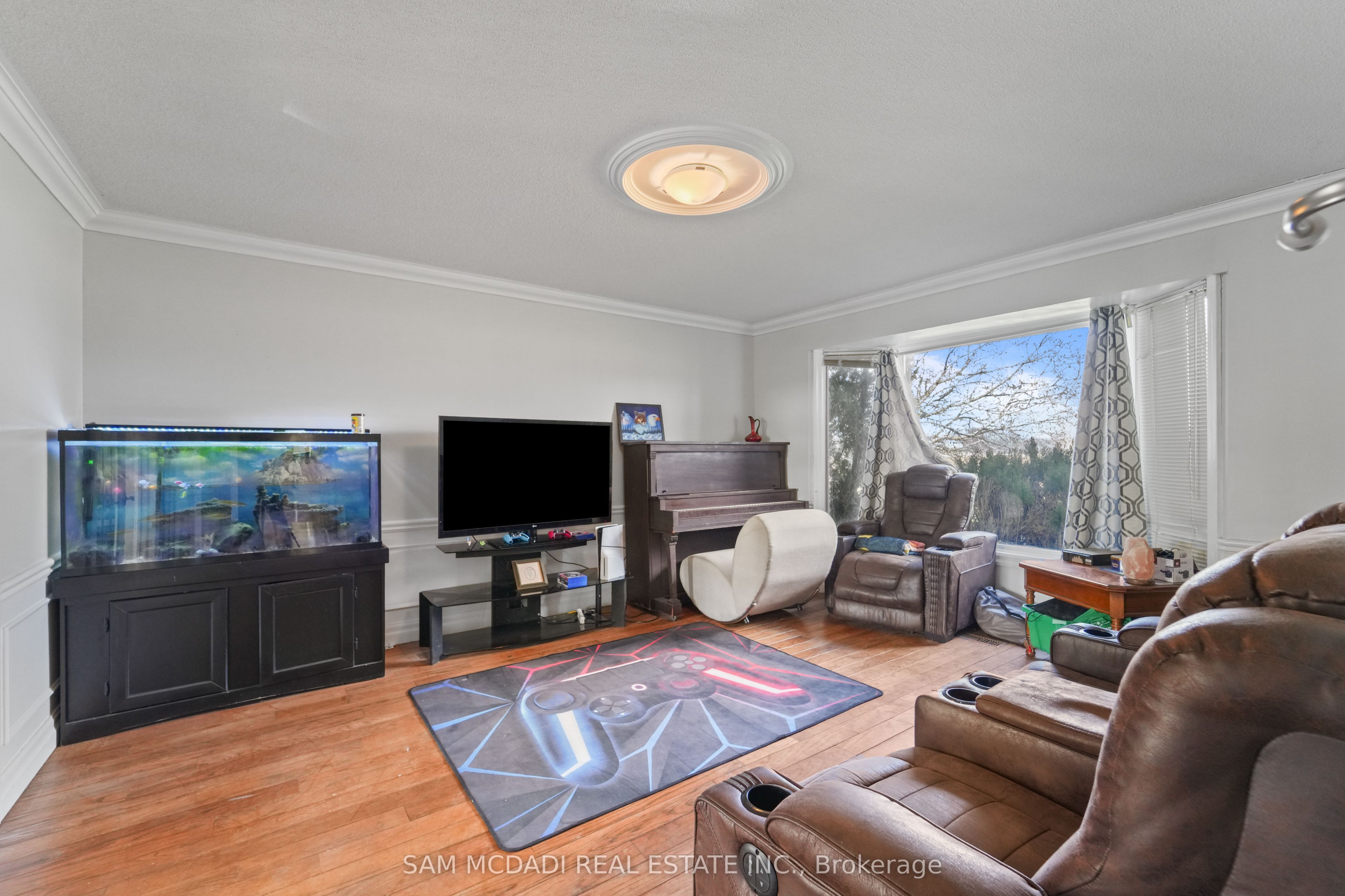 225 Park Road S Property Photo 11