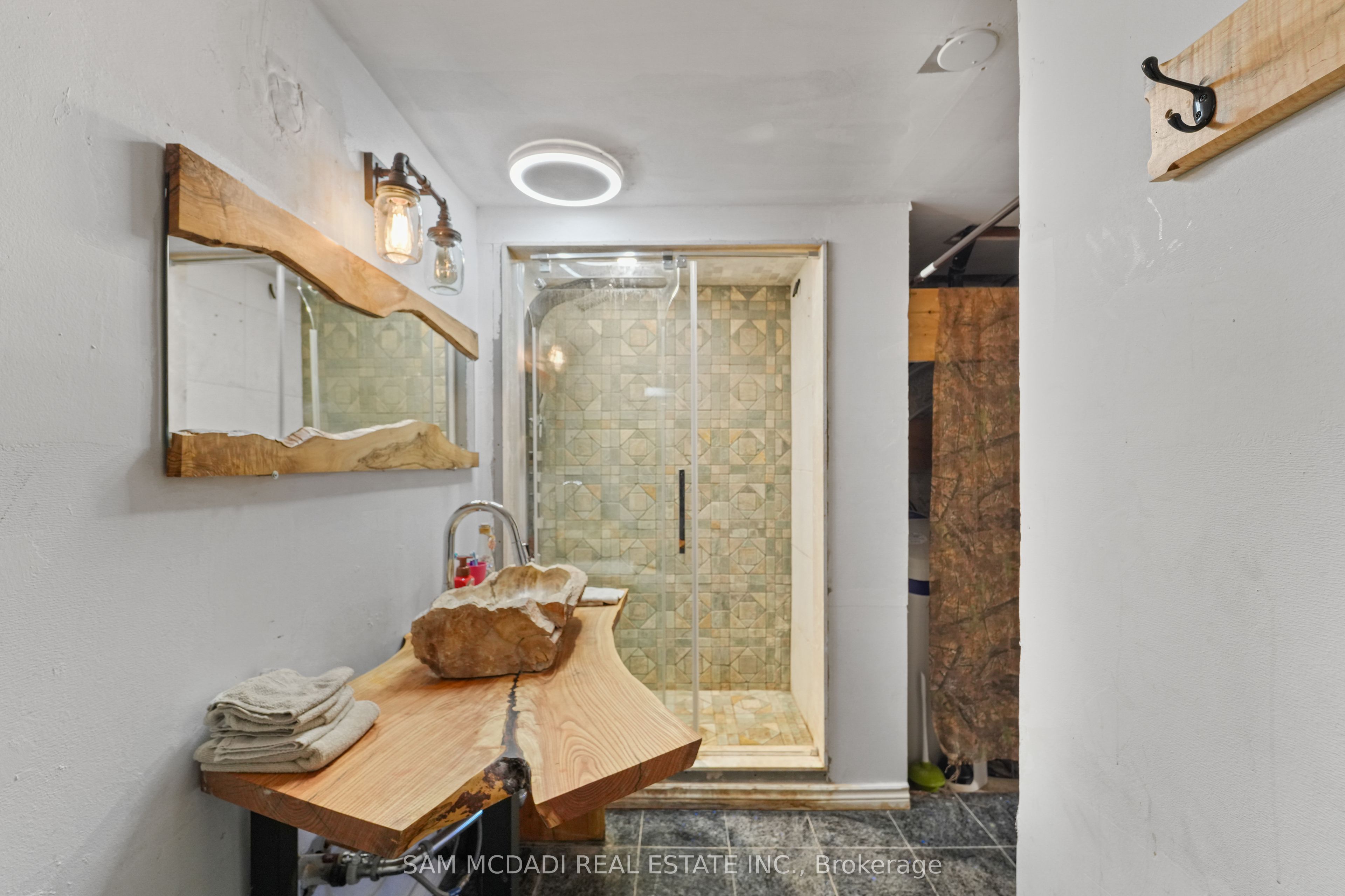 225 Park Road S Property Photo 46