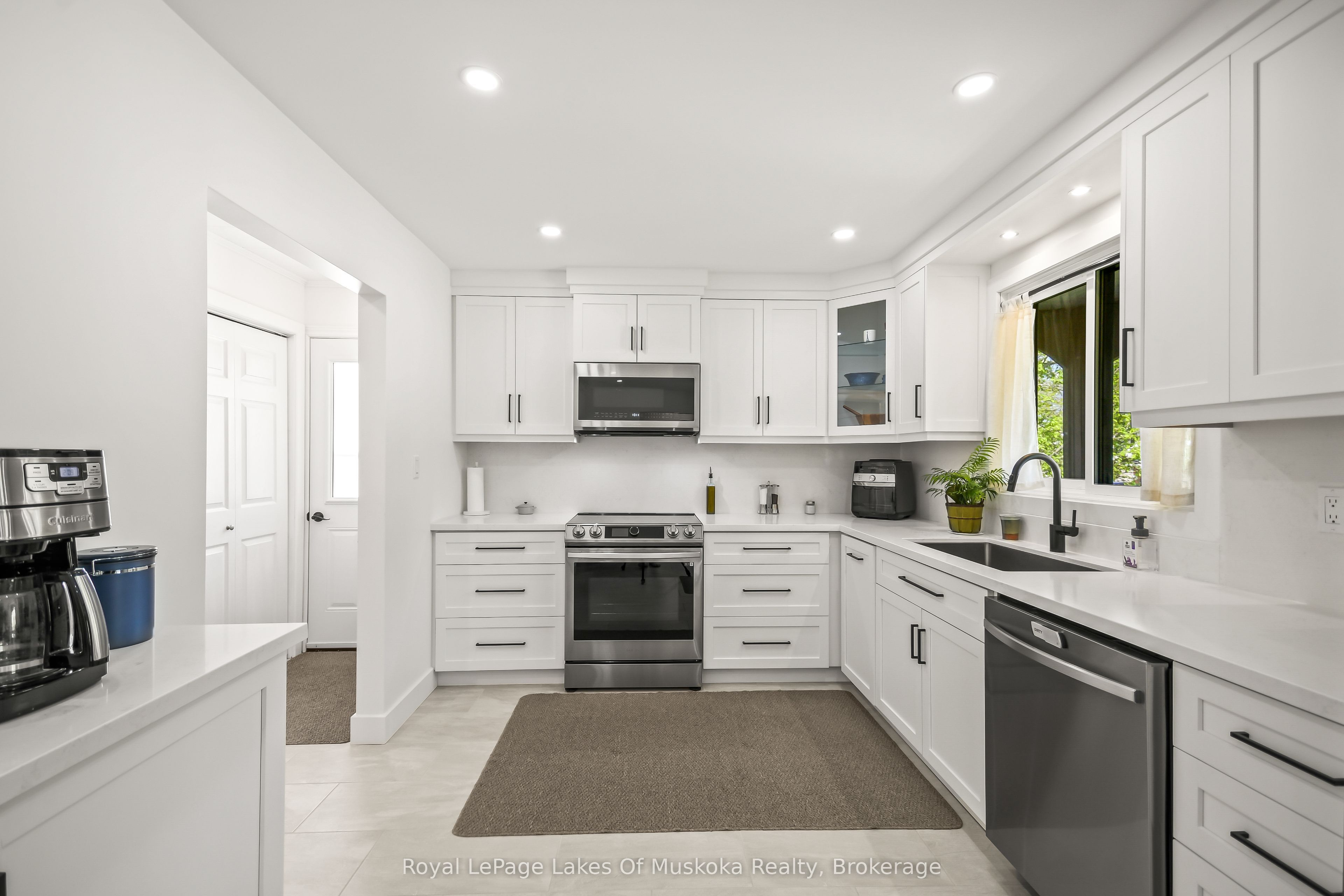 571 David Street E Property Photo 5