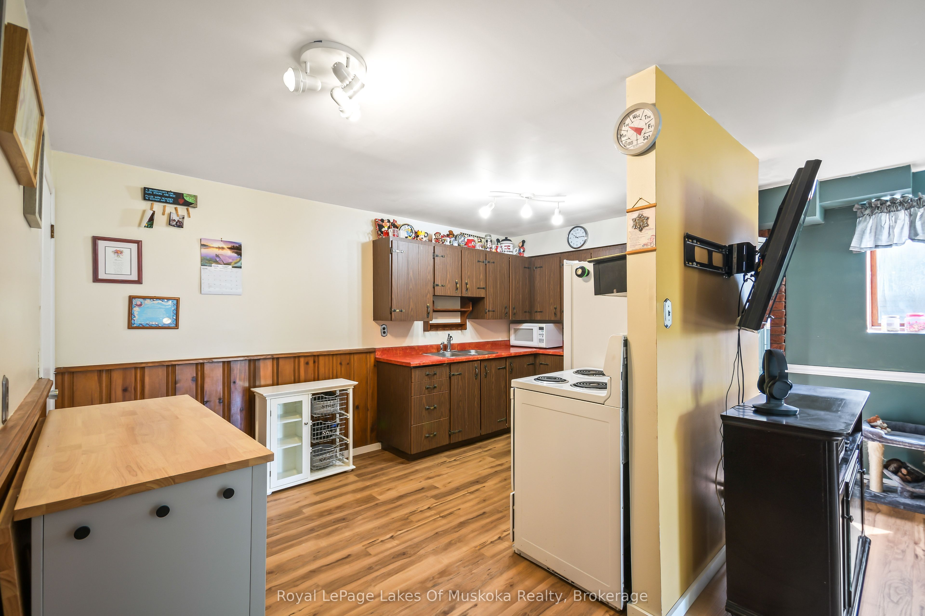 571 David Street E Property Photo 23