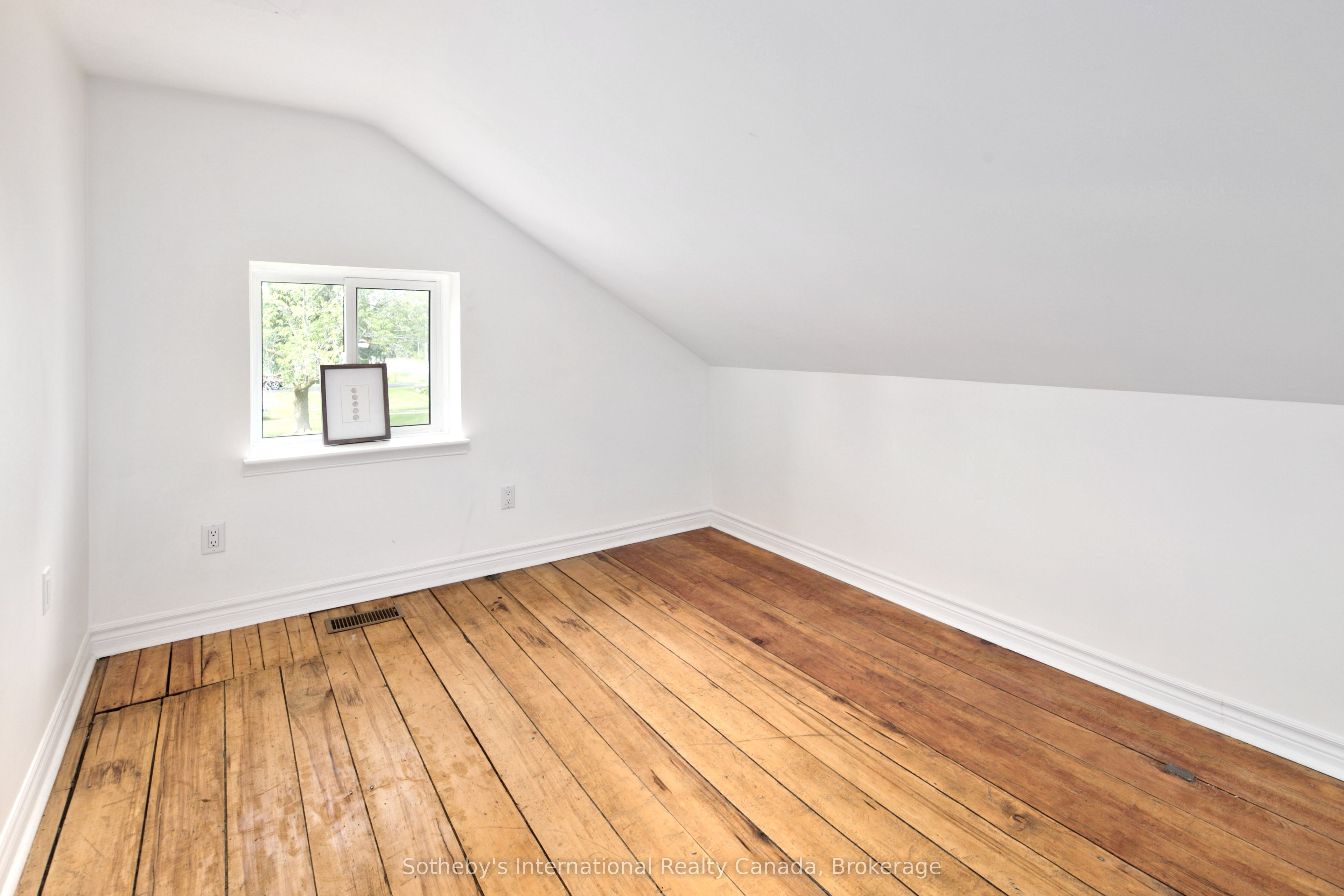 158254 7th Line Property Photo 22