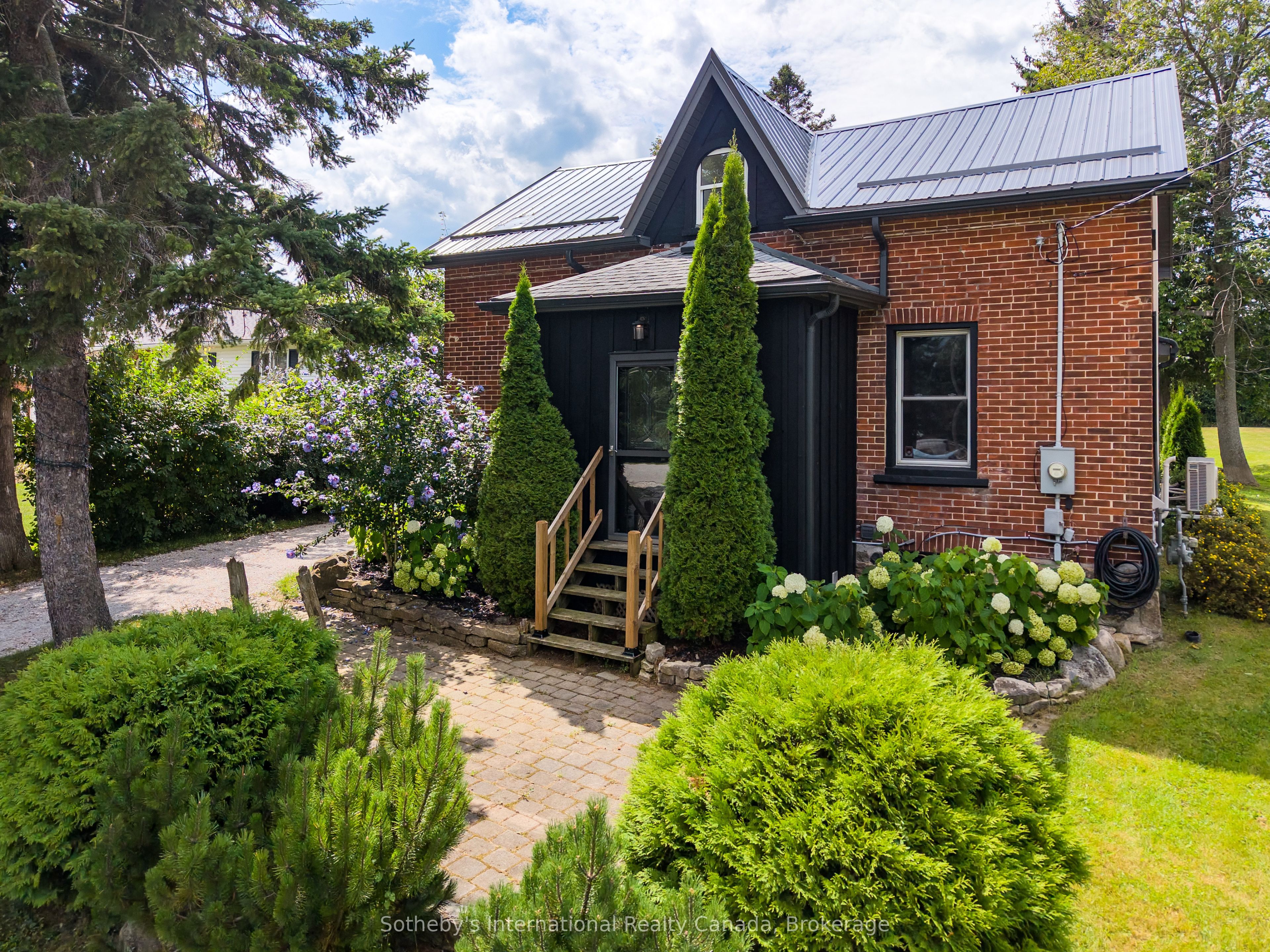158254 7th Line Property Photo 32