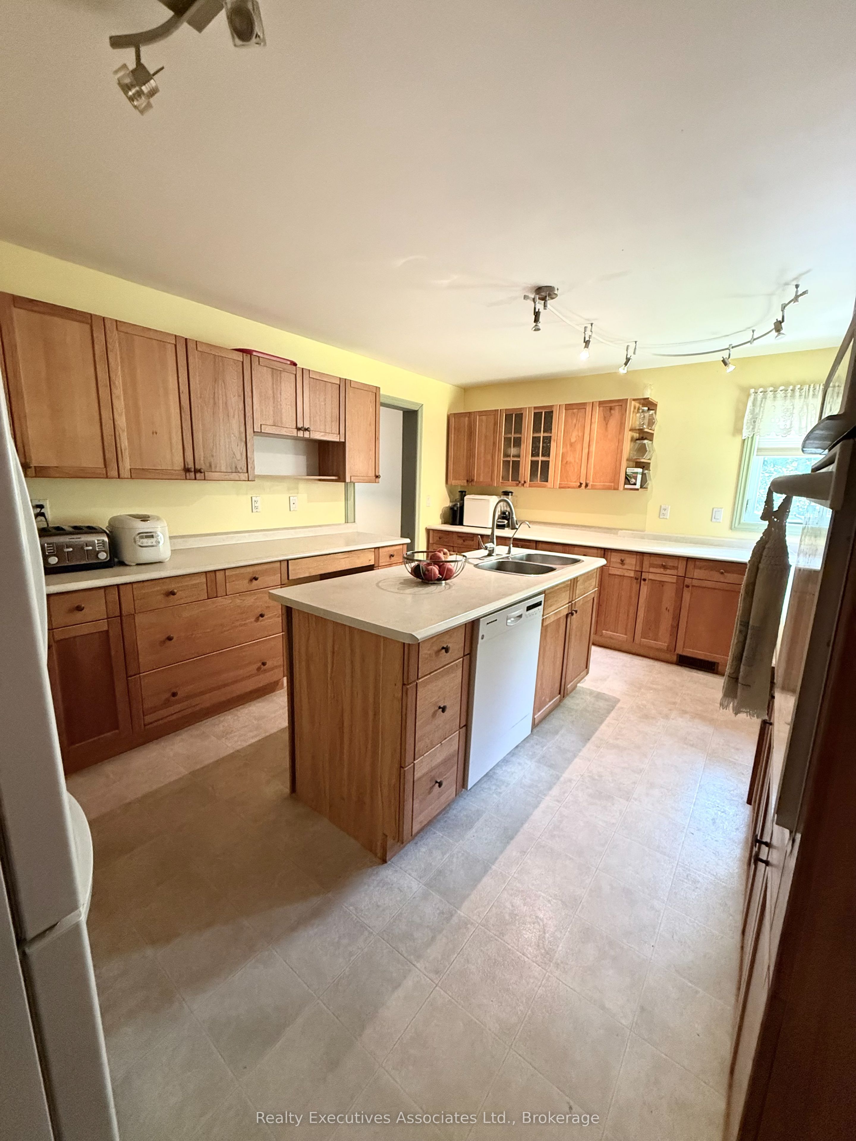 32739 28 Highway E Property Photo 6