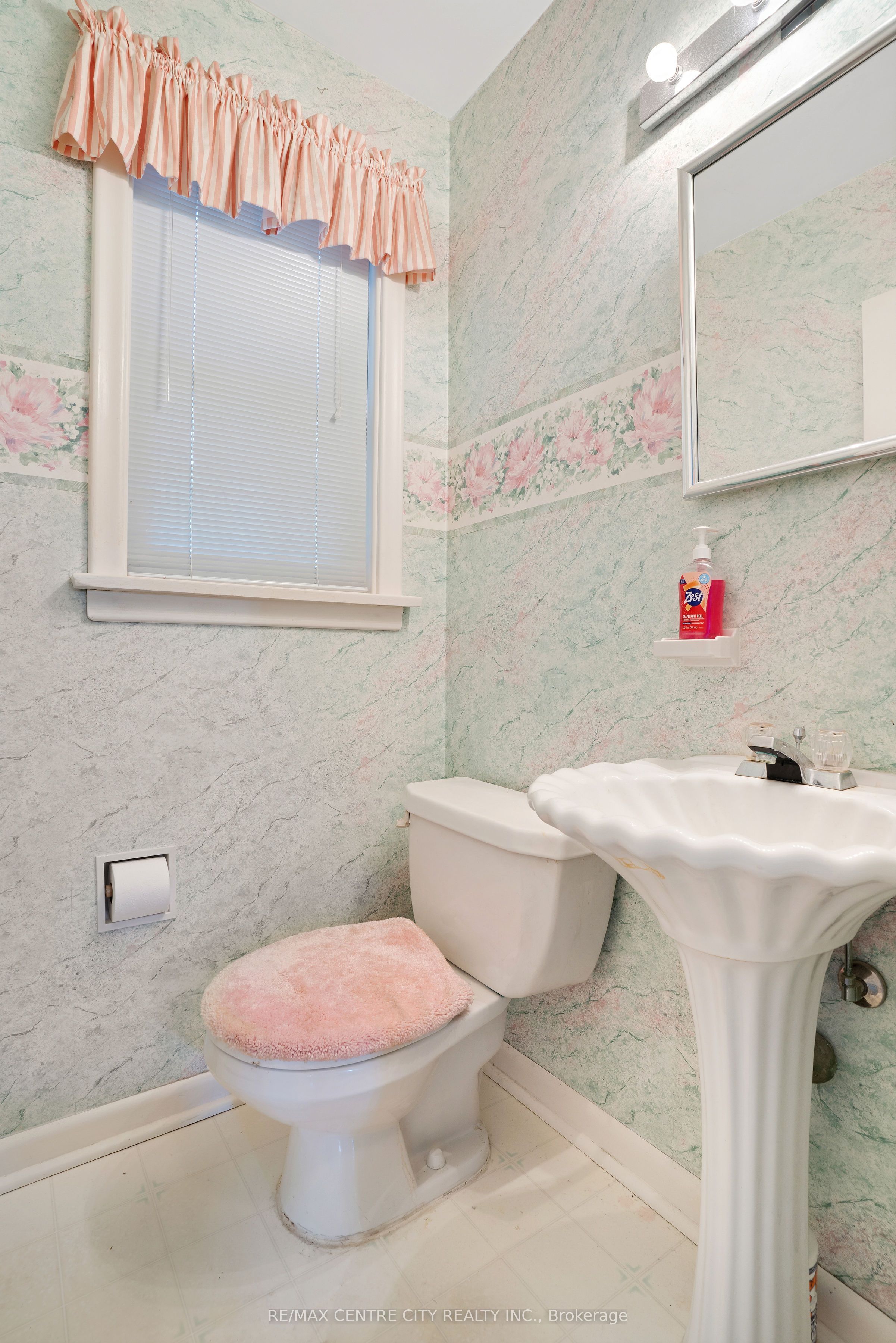 272 Sheldon Avenue N Property Photo 18