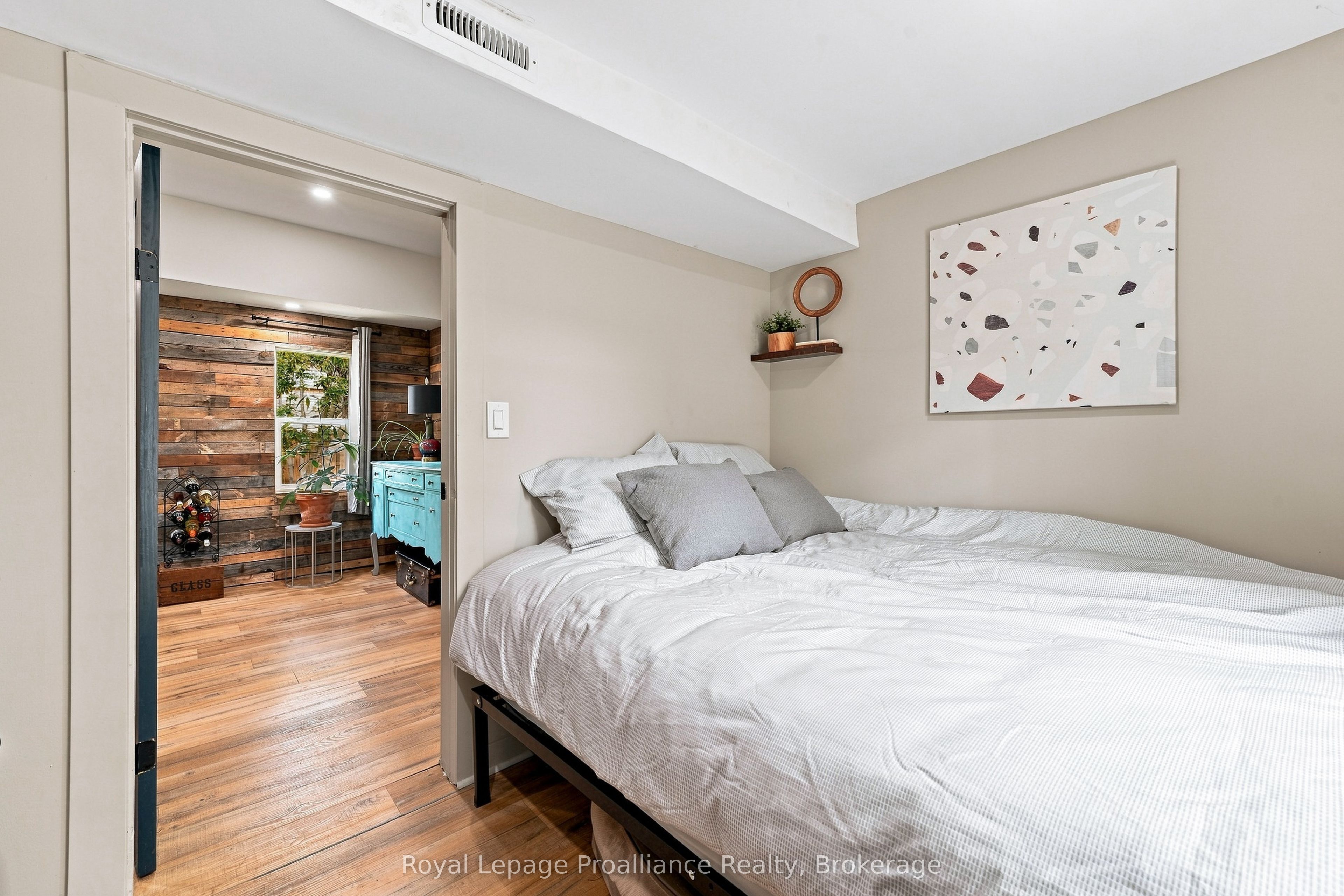 161 University Avenue Property Photo 21