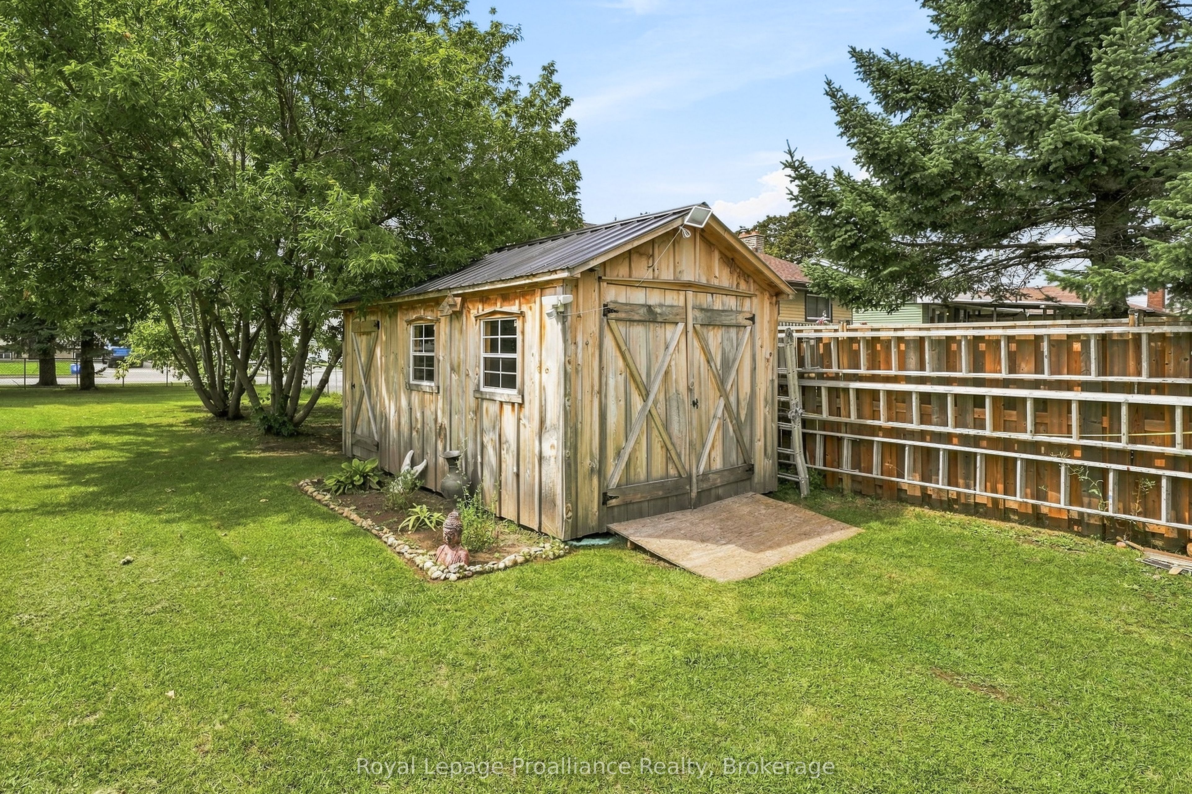 161 University Avenue Property Photo 27