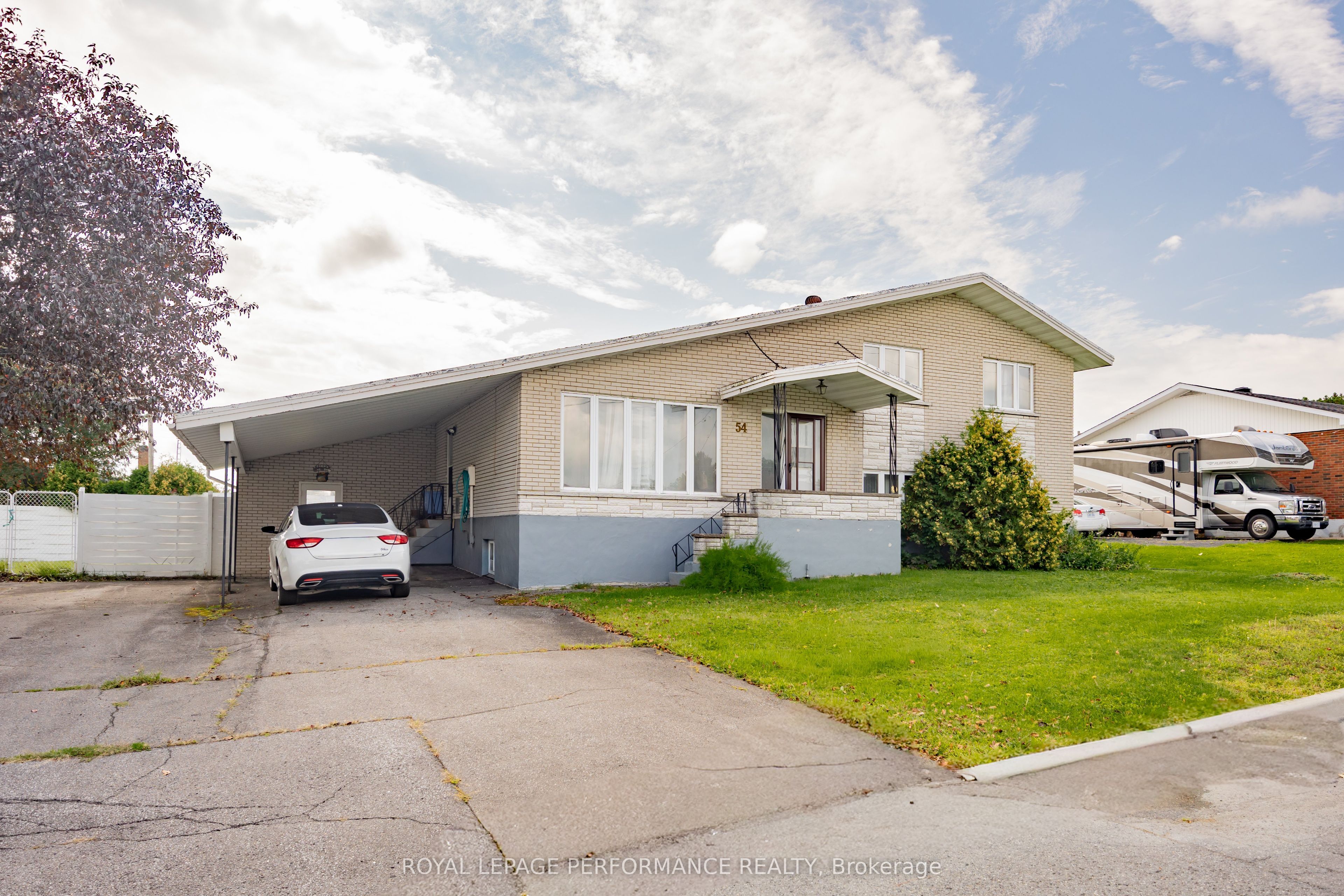 54 Victoria Street W Property Photo 1