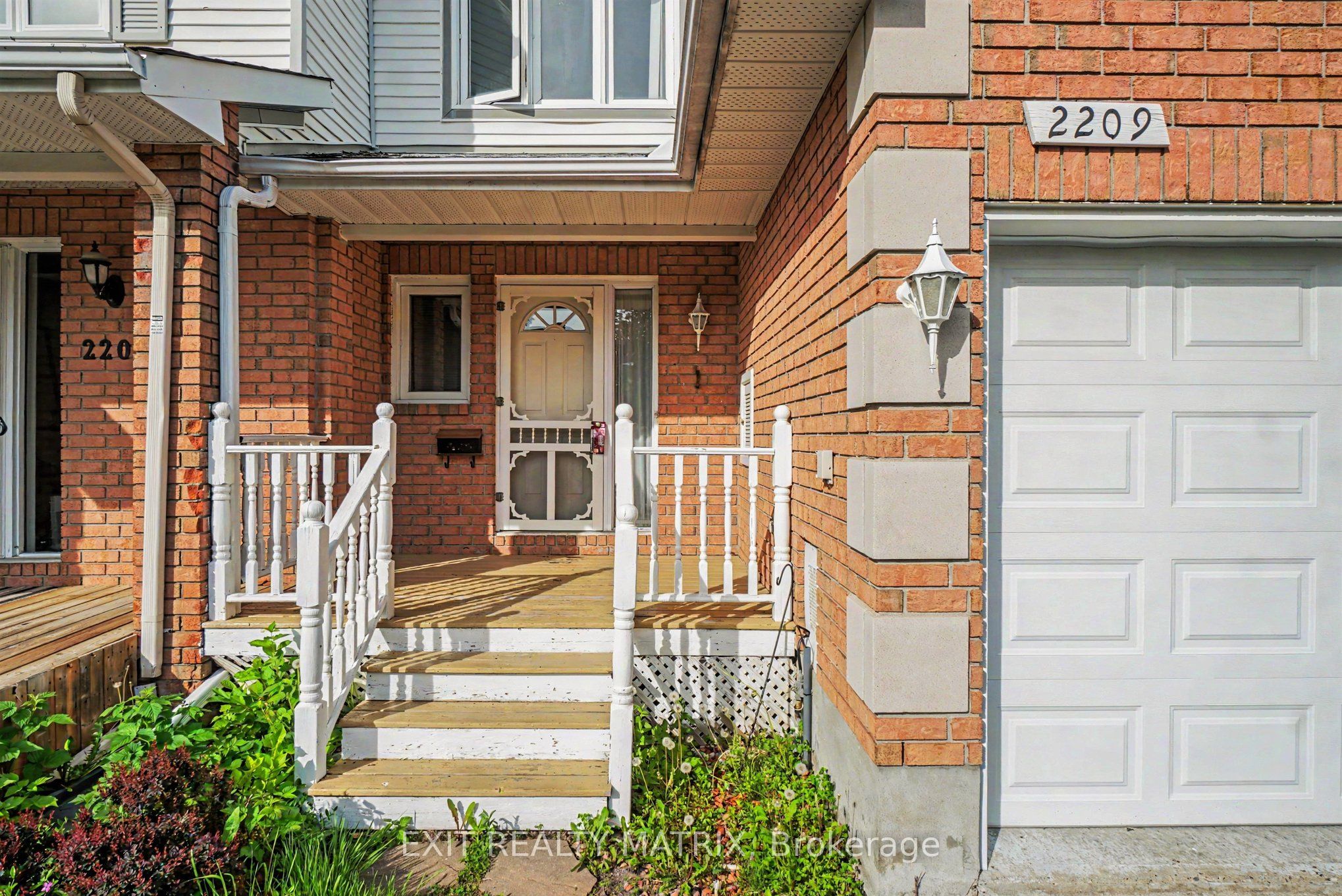 2209 Saturn Crescent Property Photo 2