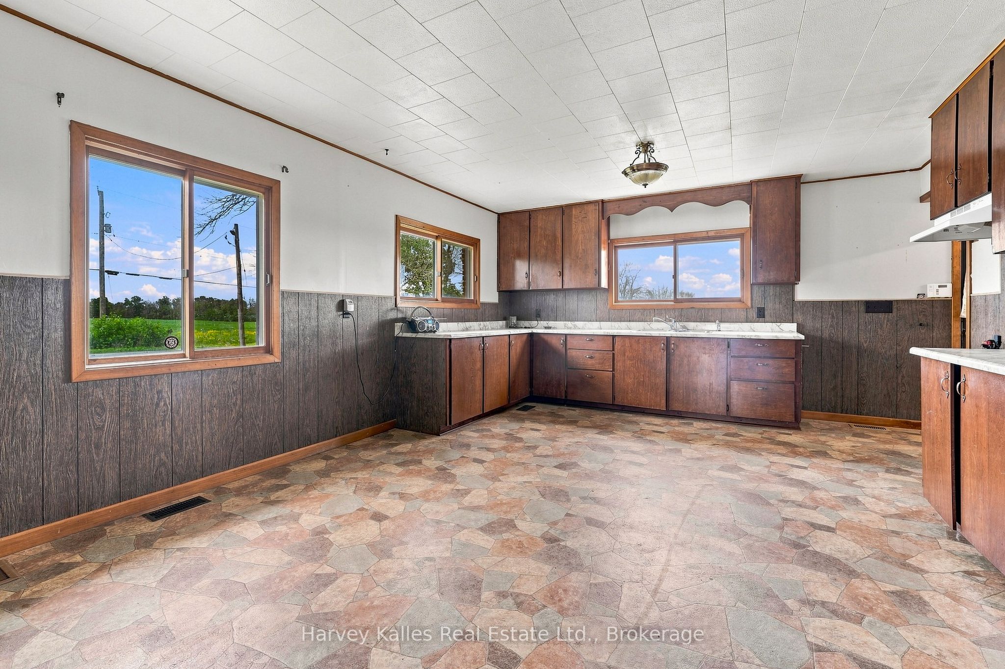 147 Caughey Road Property Photo 8