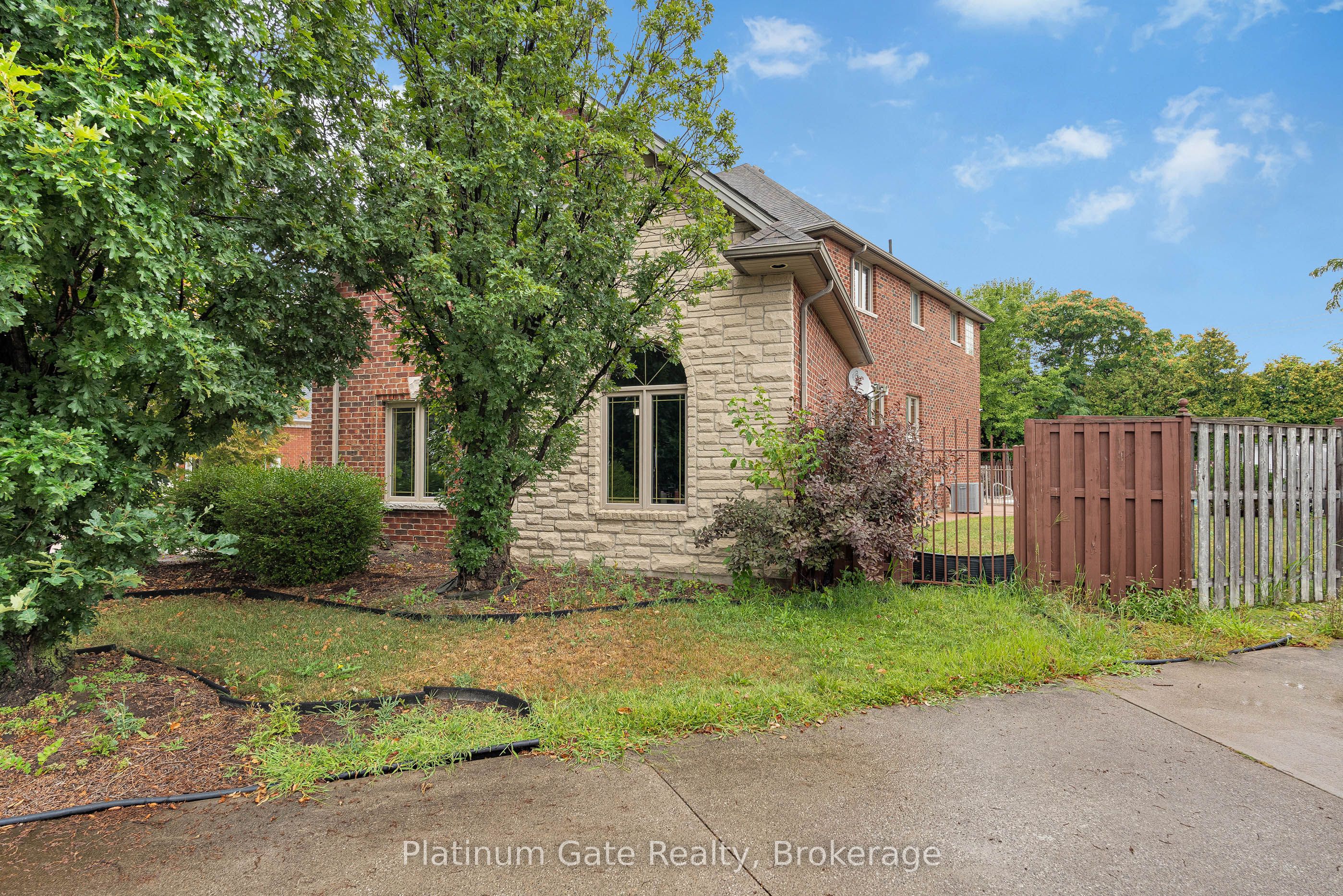 150 Seymour Crescent Property Photo 3
