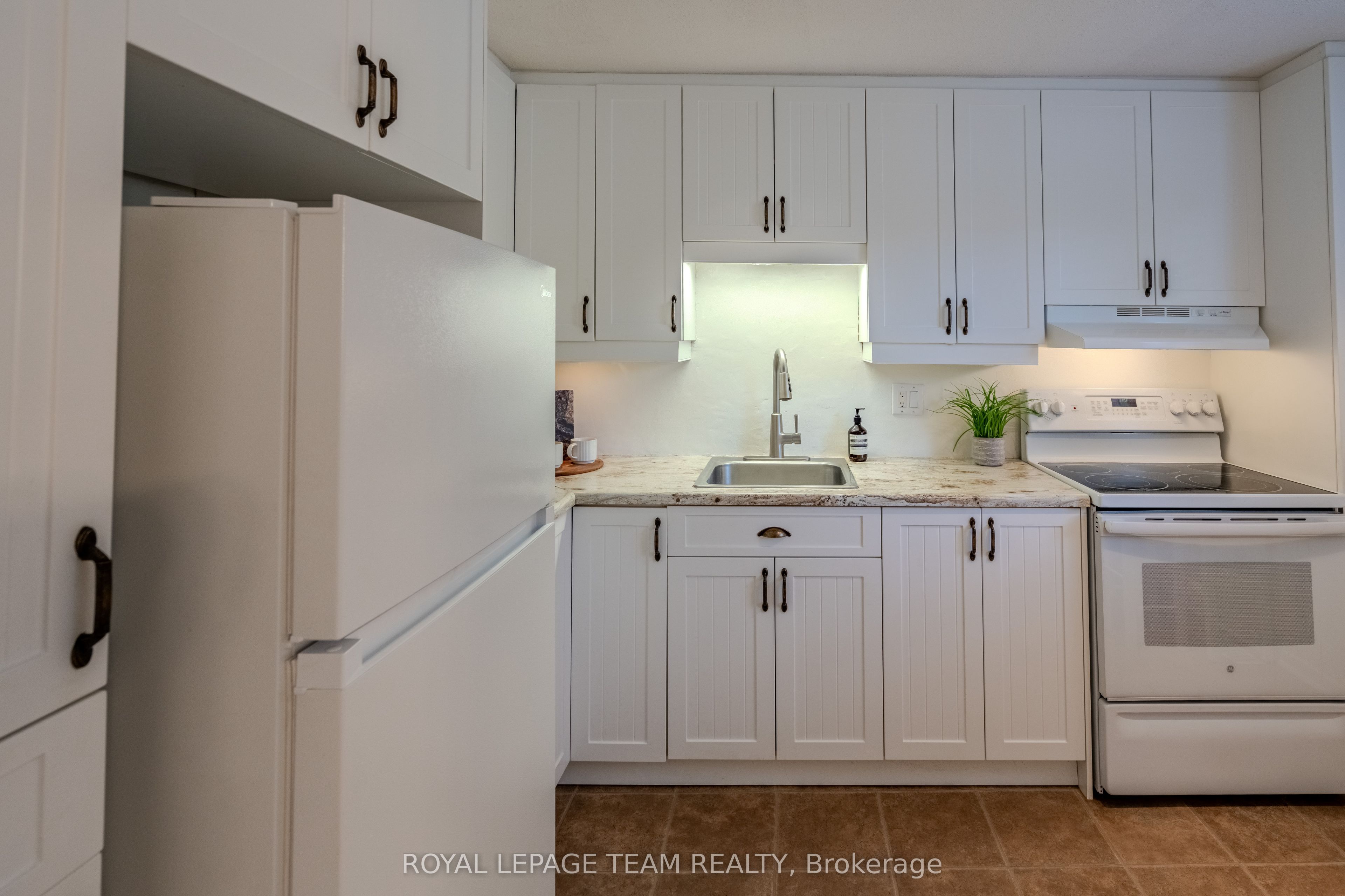 2 Larkshire Lane B Property Photo 3