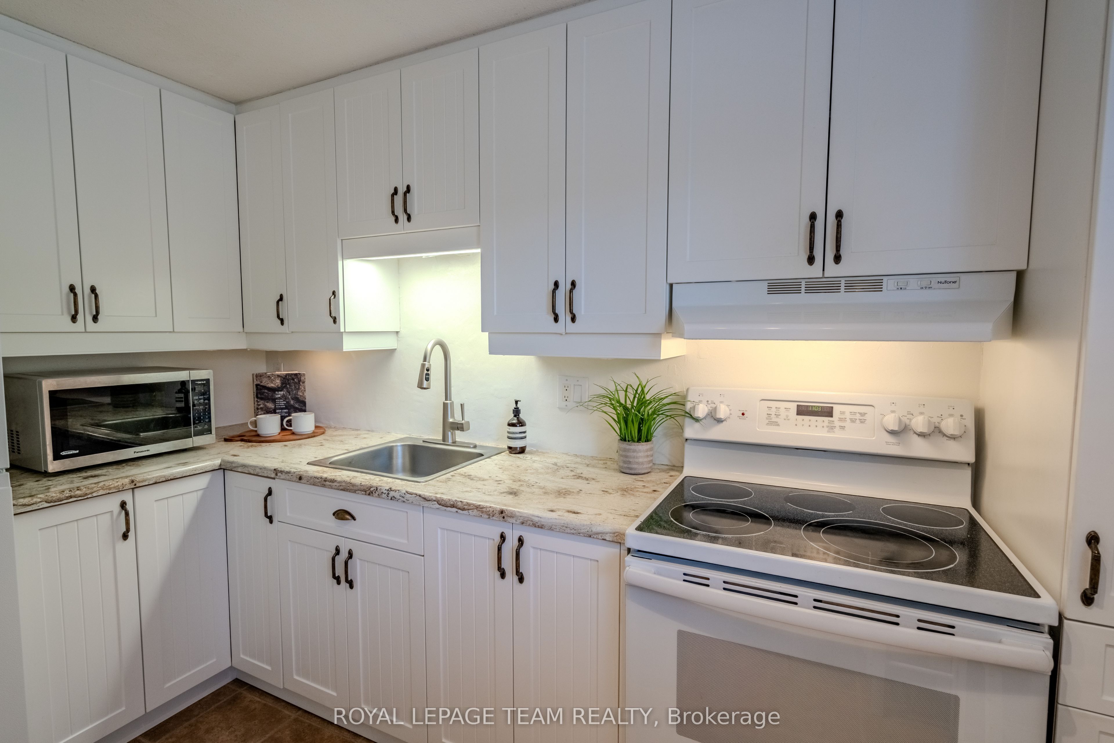 2 Larkshire Lane B Property Photo 6
