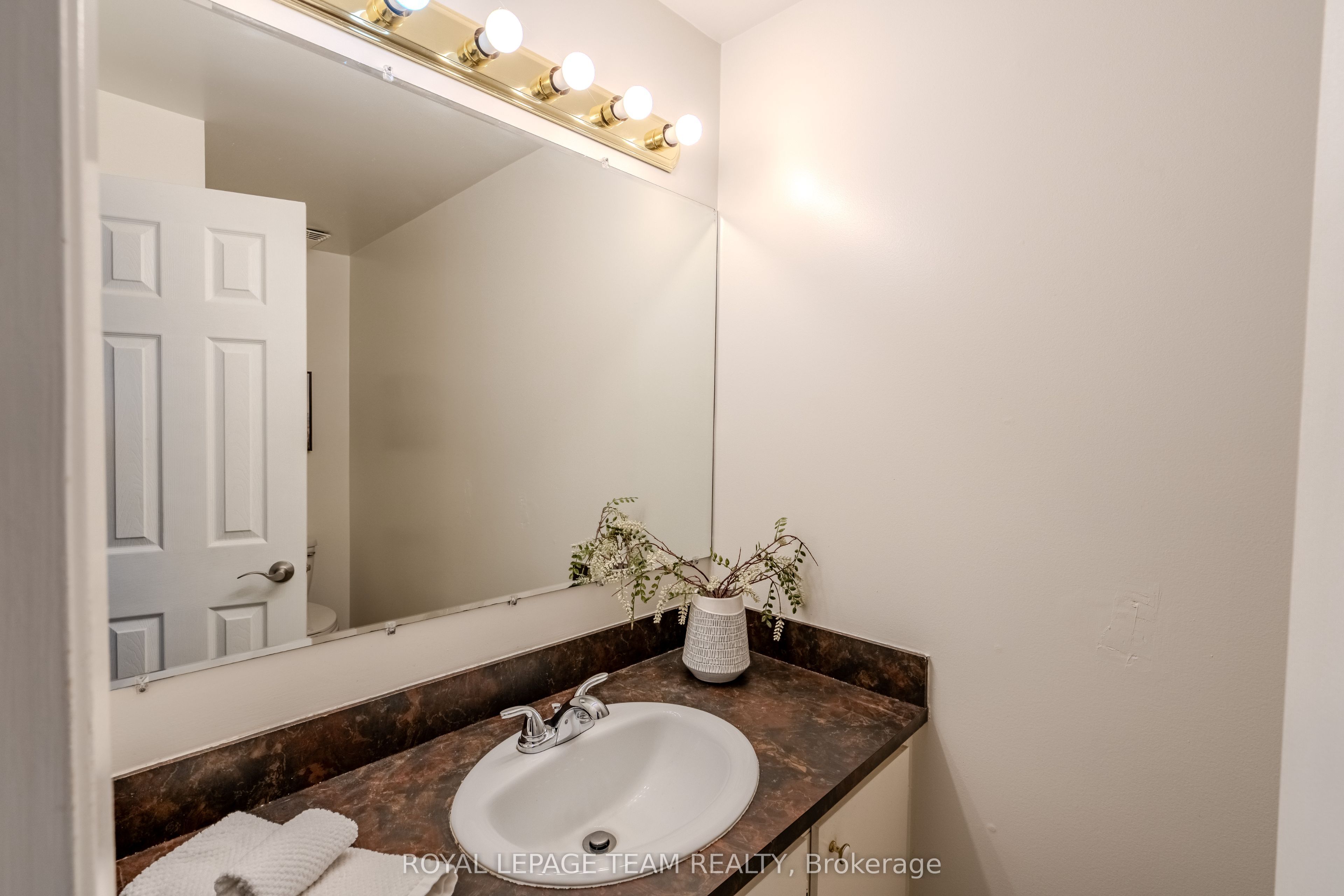 2 Larkshire Lane B Property Photo 14