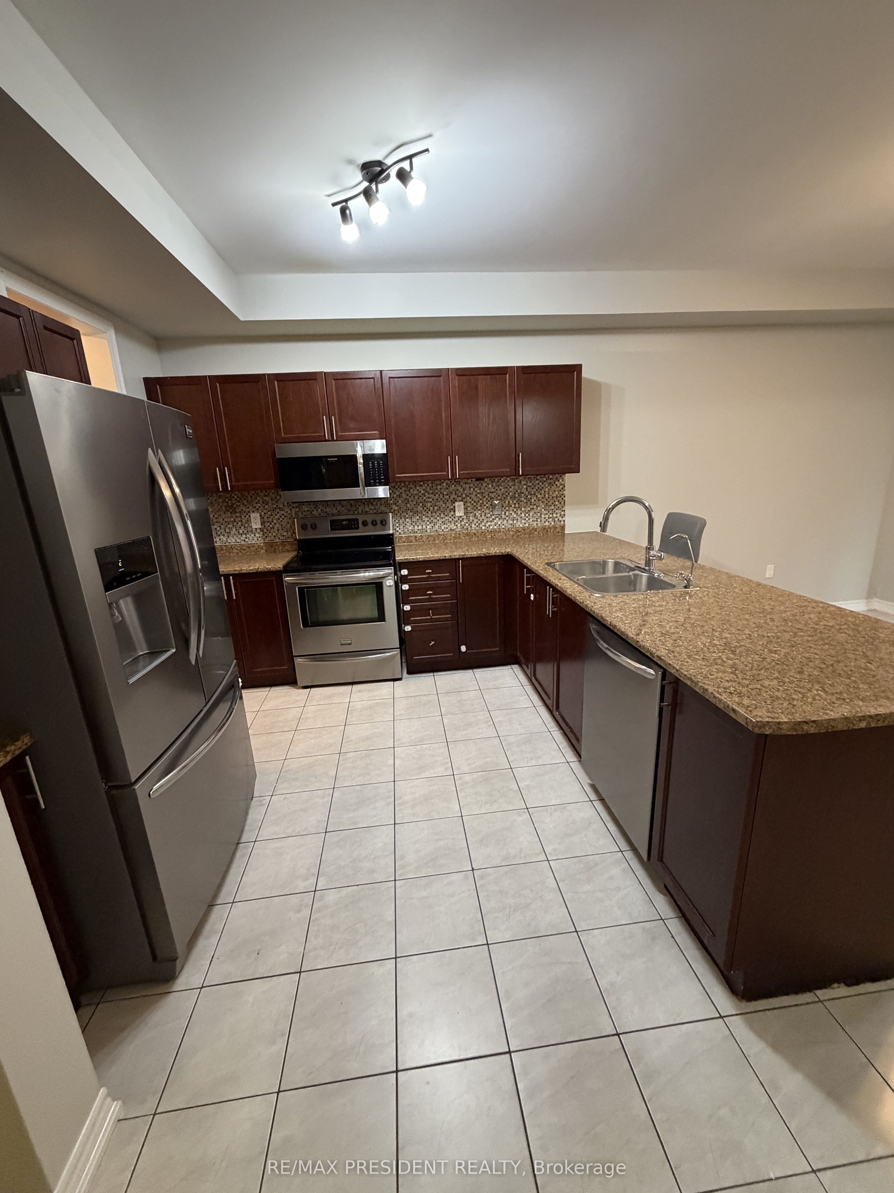 428 Tansley Street Property Photo 4