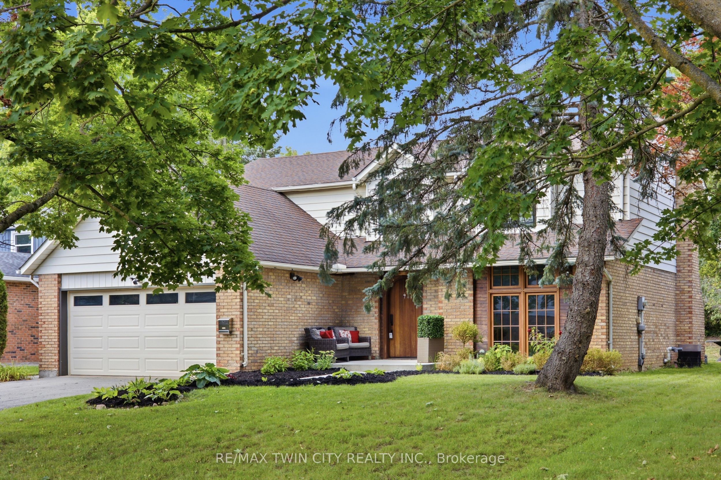 416 Clairbrook Crescent Property Photo 1