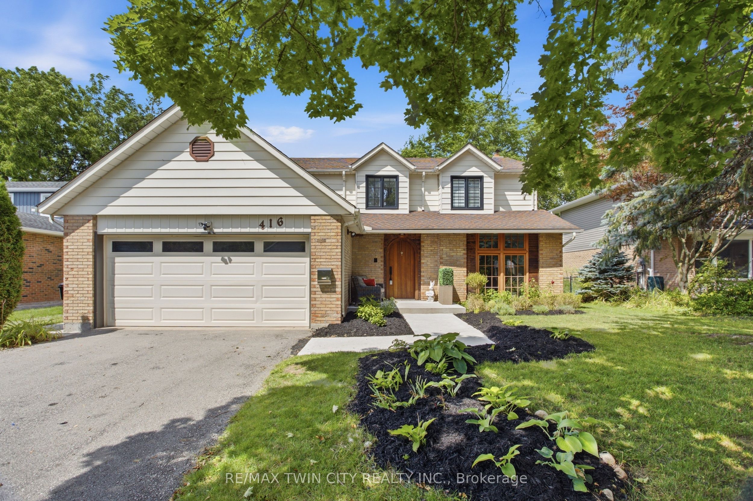 416 Clairbrook Crescent Property Photo 2