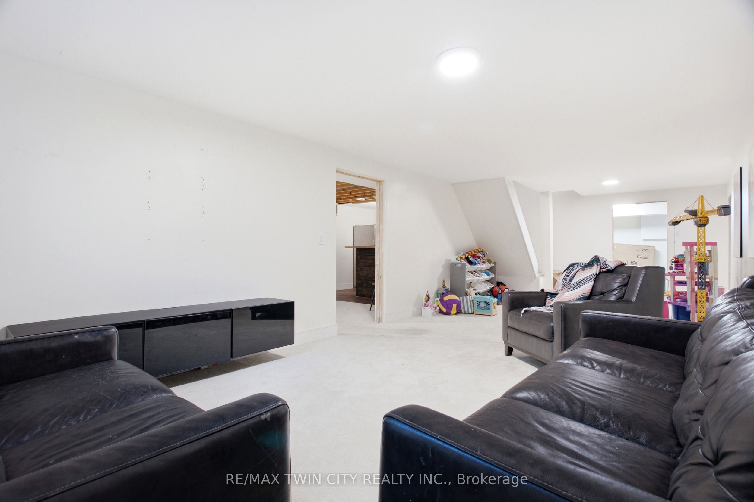 416 Clairbrook Crescent Property Photo 41