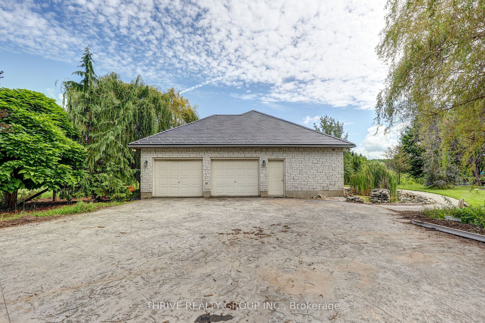 21217 Thames Road Property Photo 4