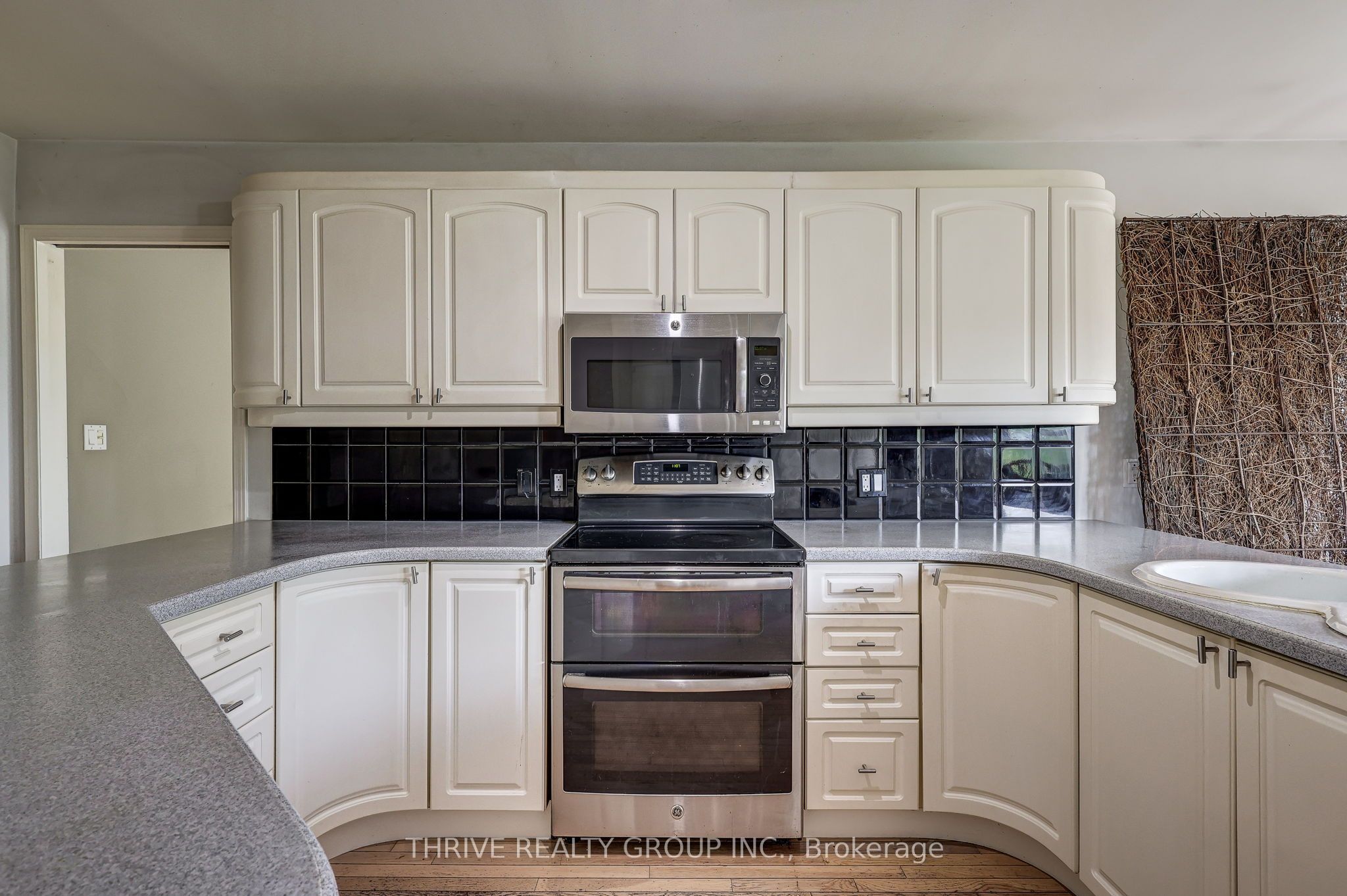 21217 Thames Road Property Photo 21