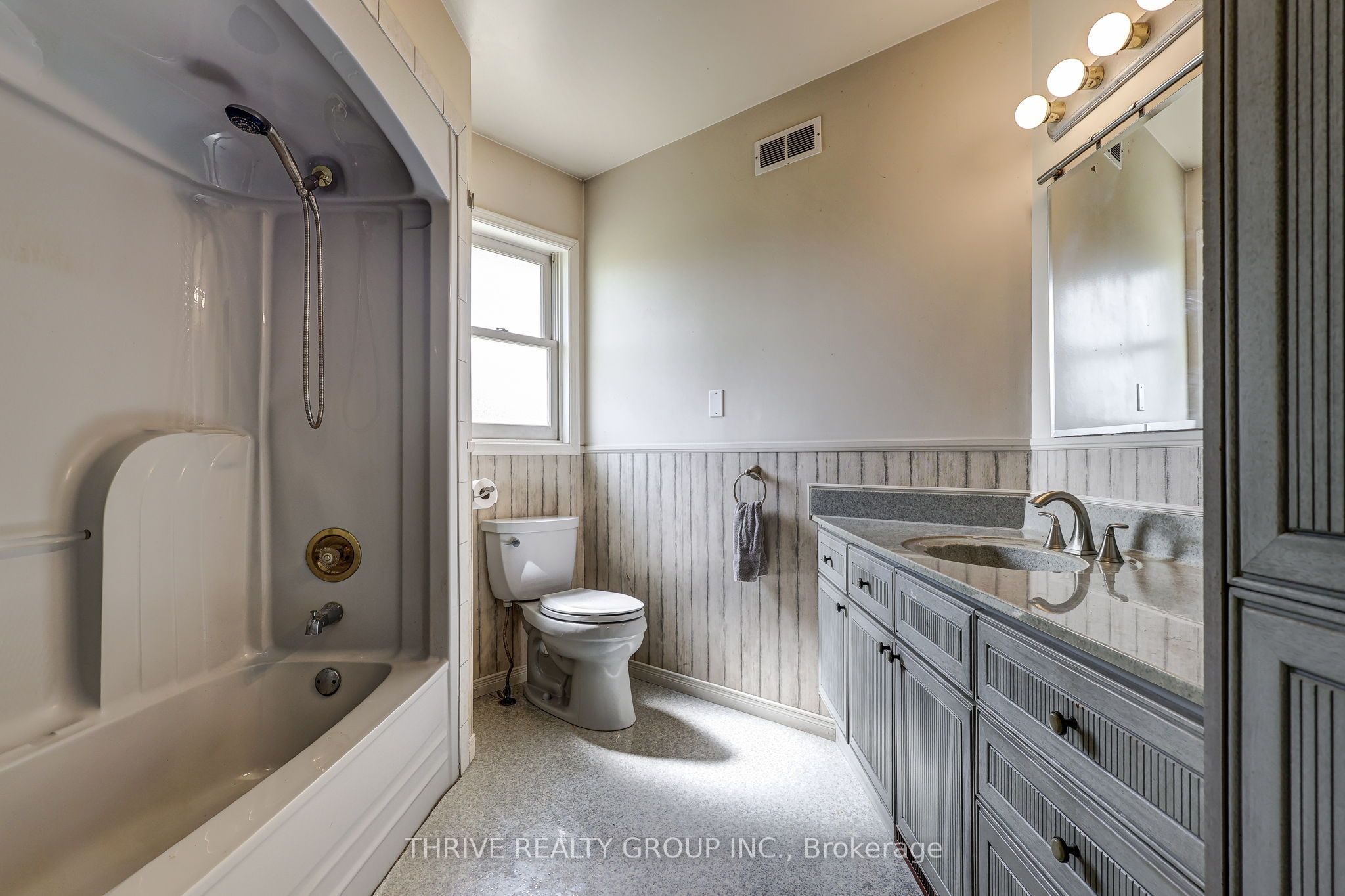21217 Thames Road Property Photo 29