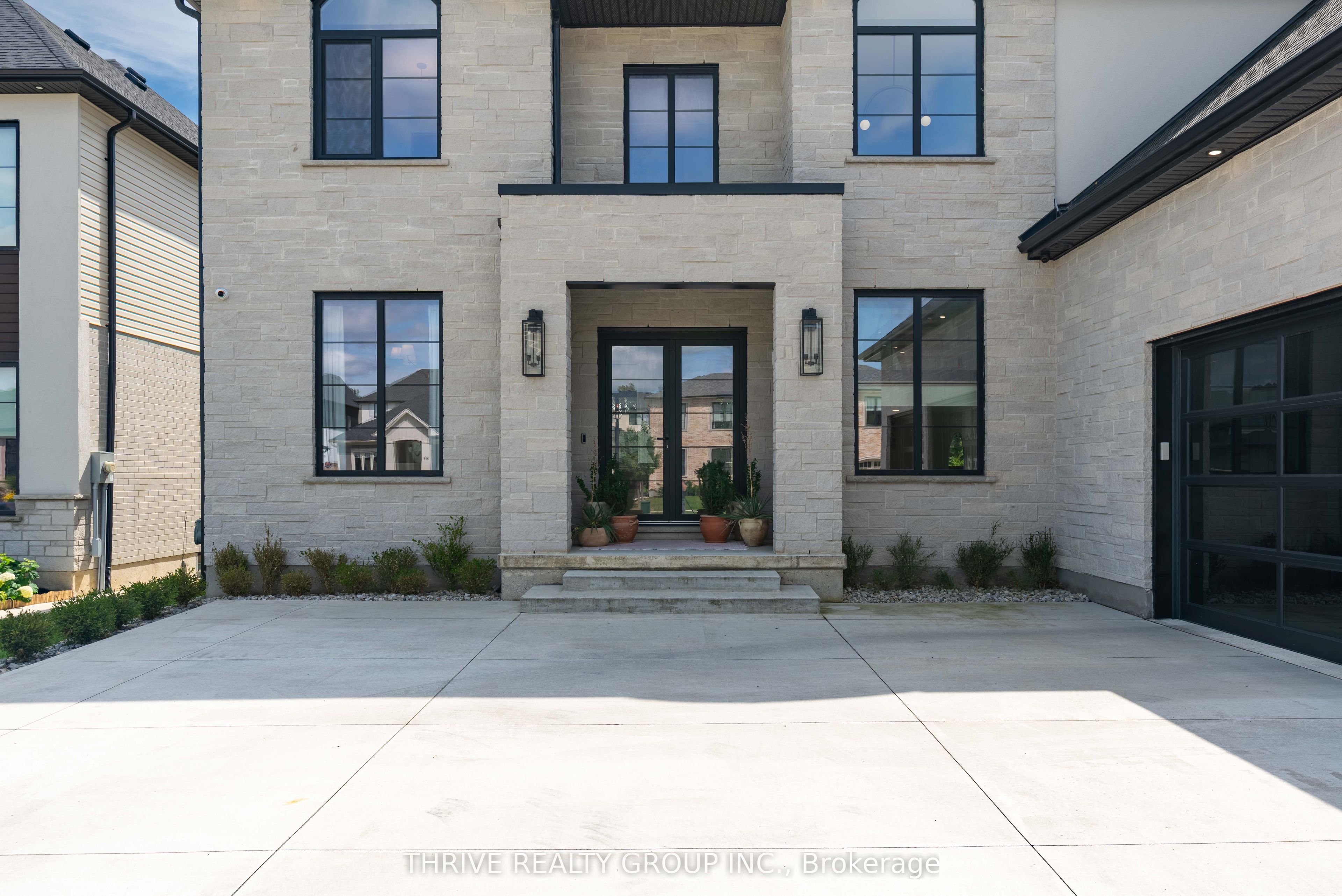 365 Manhattan Drive Property Photo 3