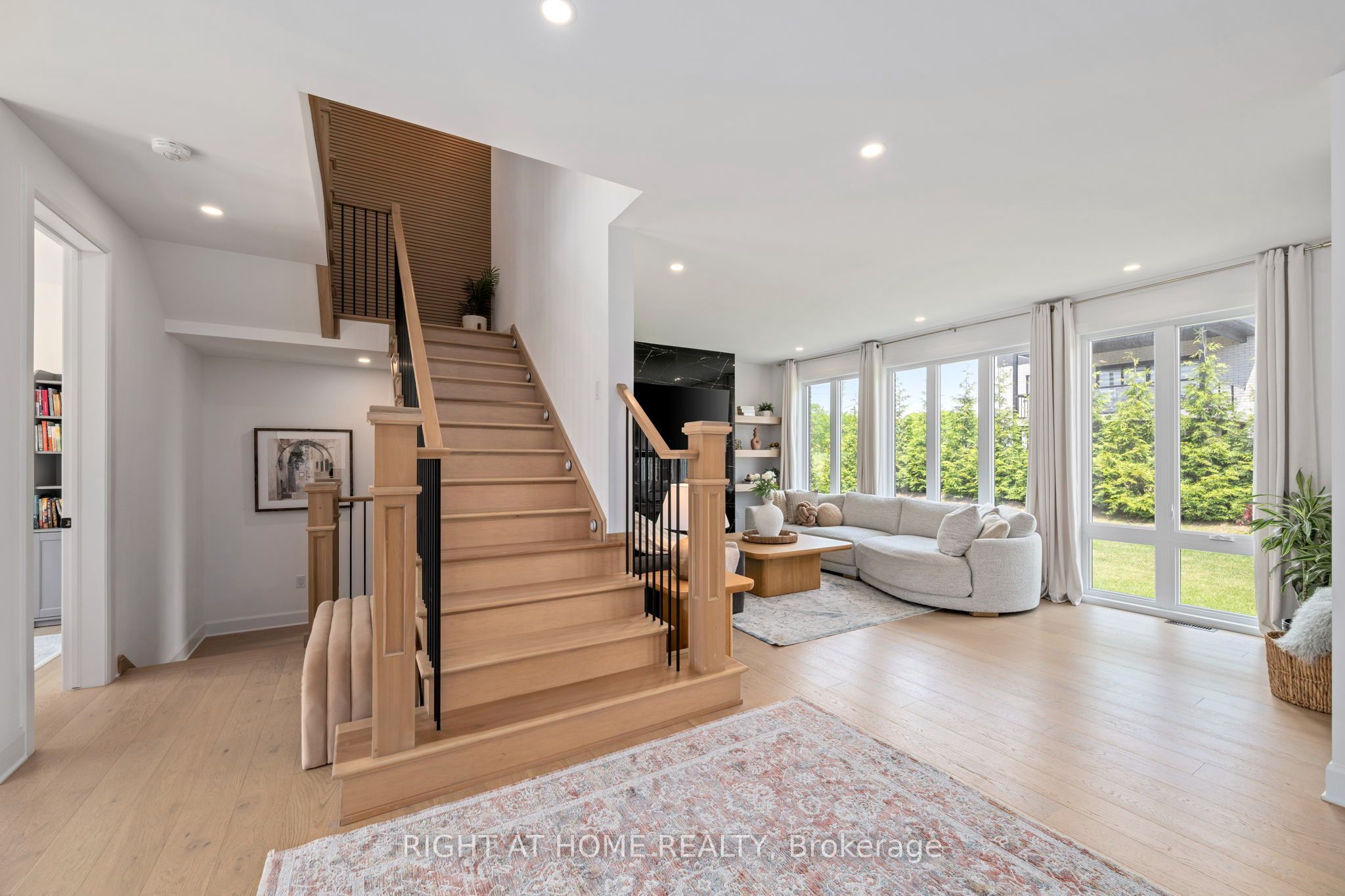 372 Manhattan Drive Property Photo 3