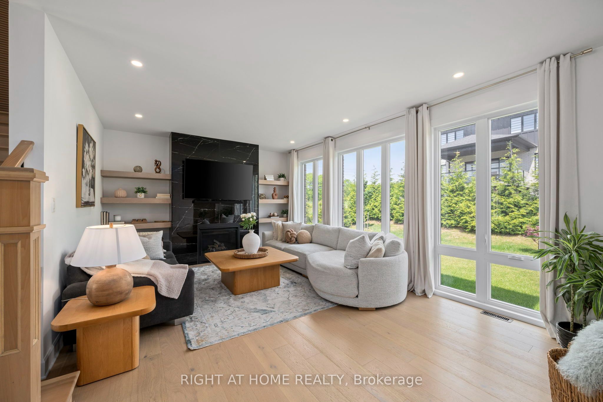 372 Manhattan Drive Property Photo 4