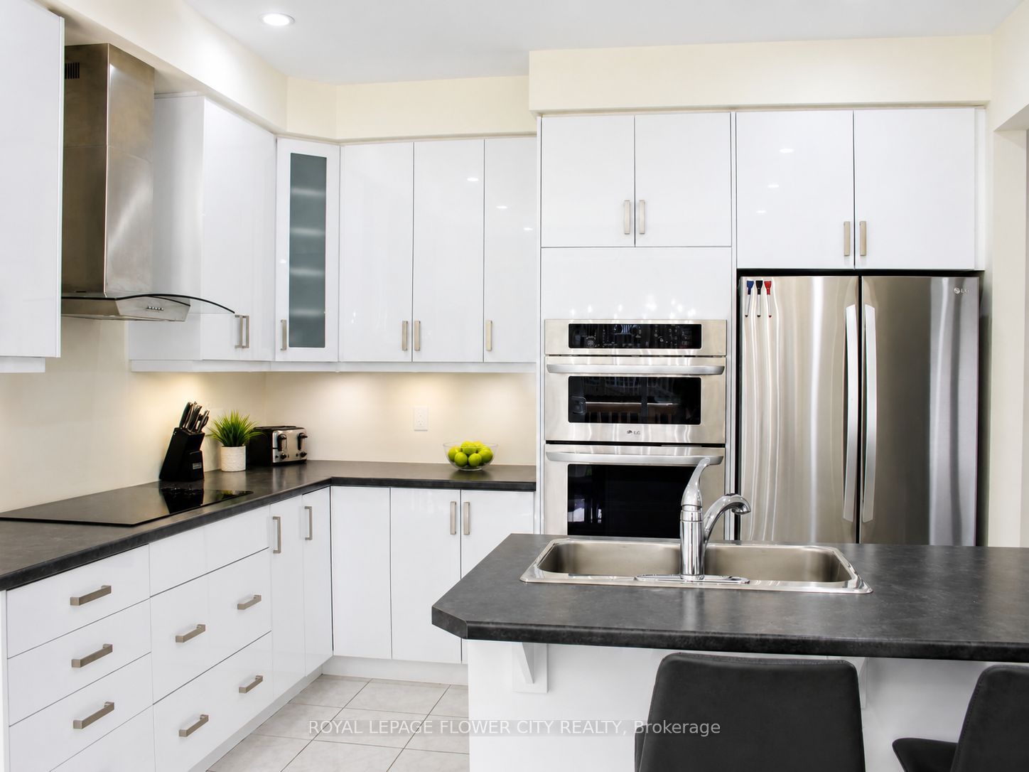 18 Jenner Drive Property Photo 12