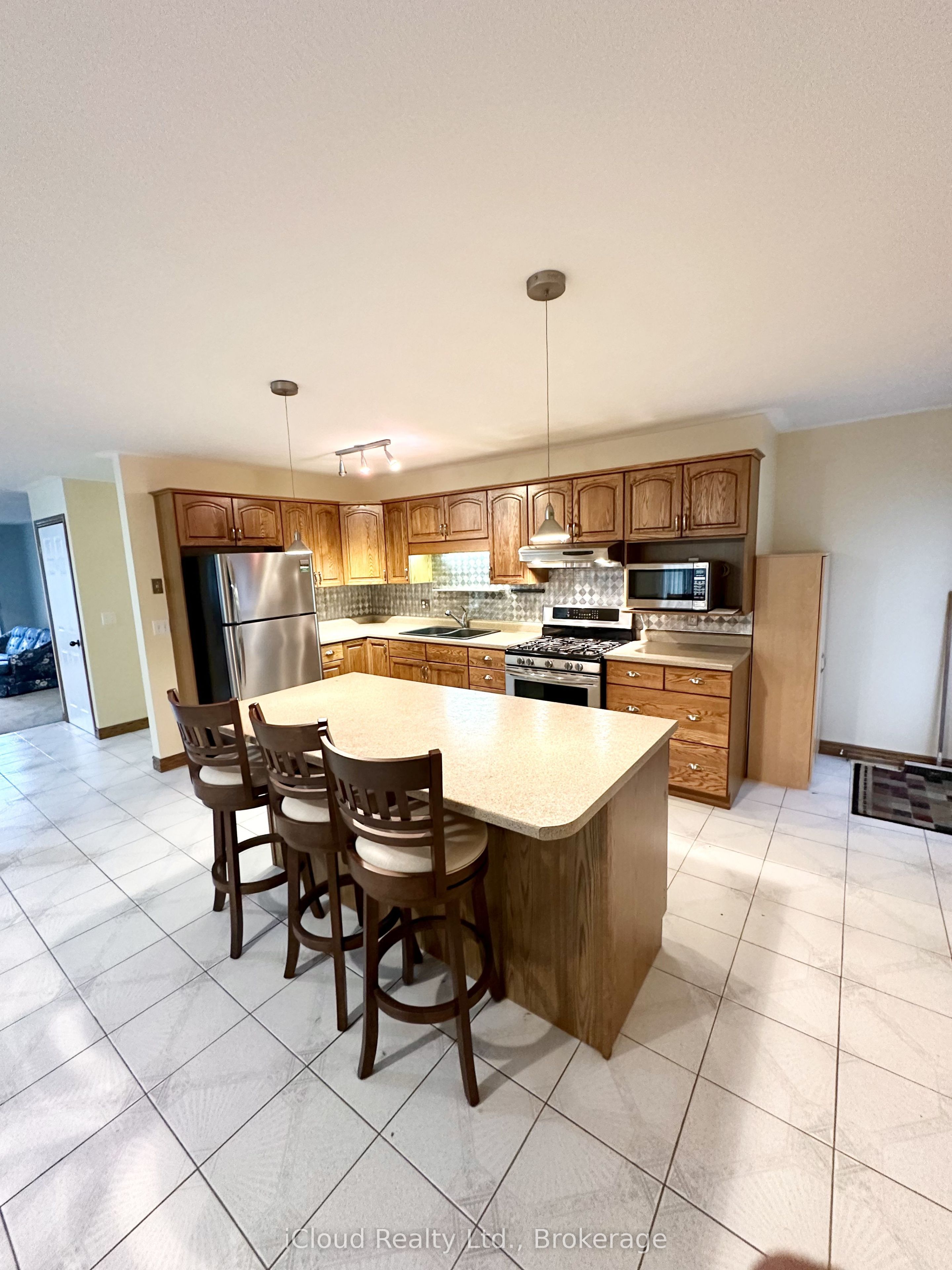 86 Glendale Drive E Property Photo 6