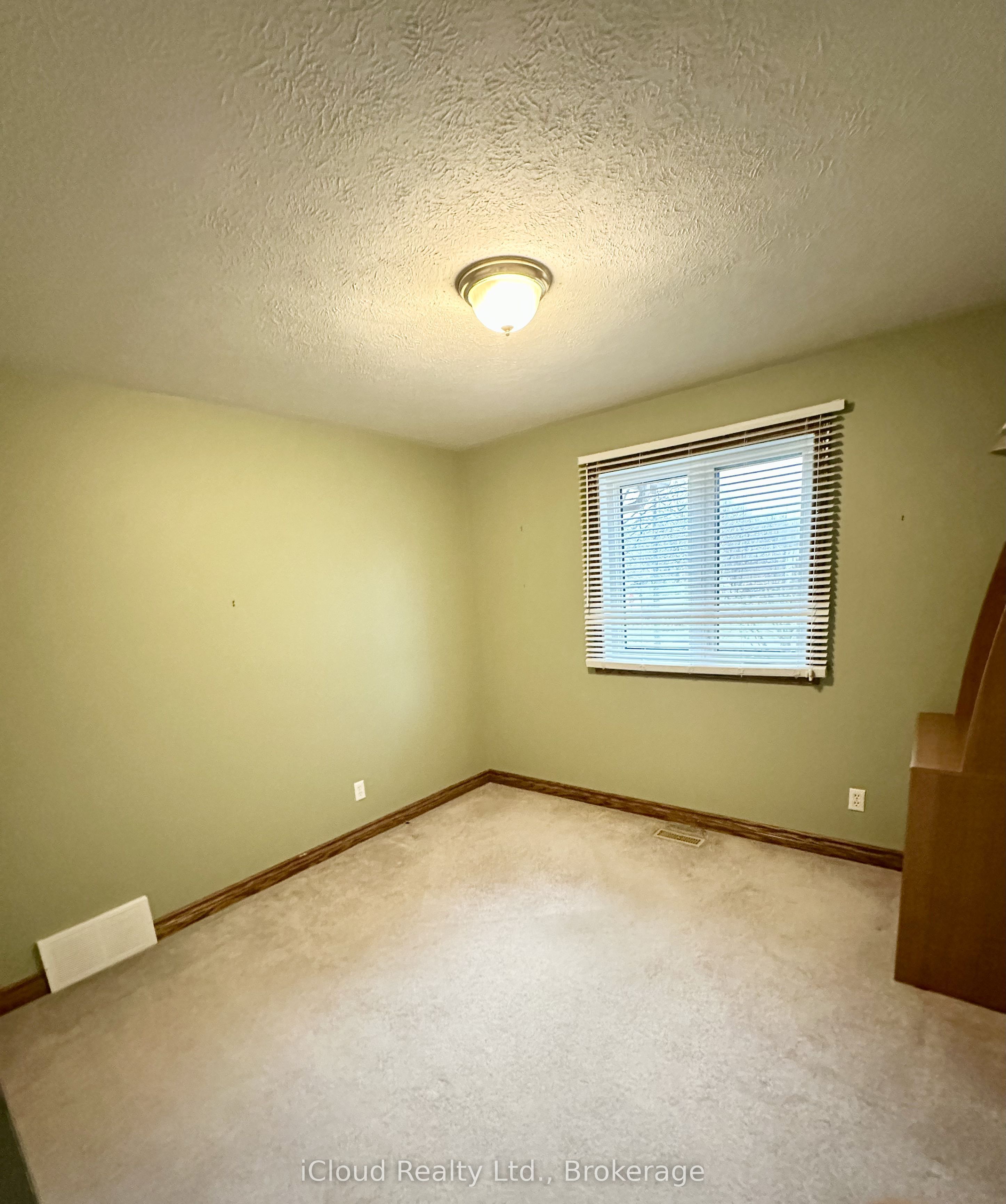 86 Glendale Drive E Property Photo 11