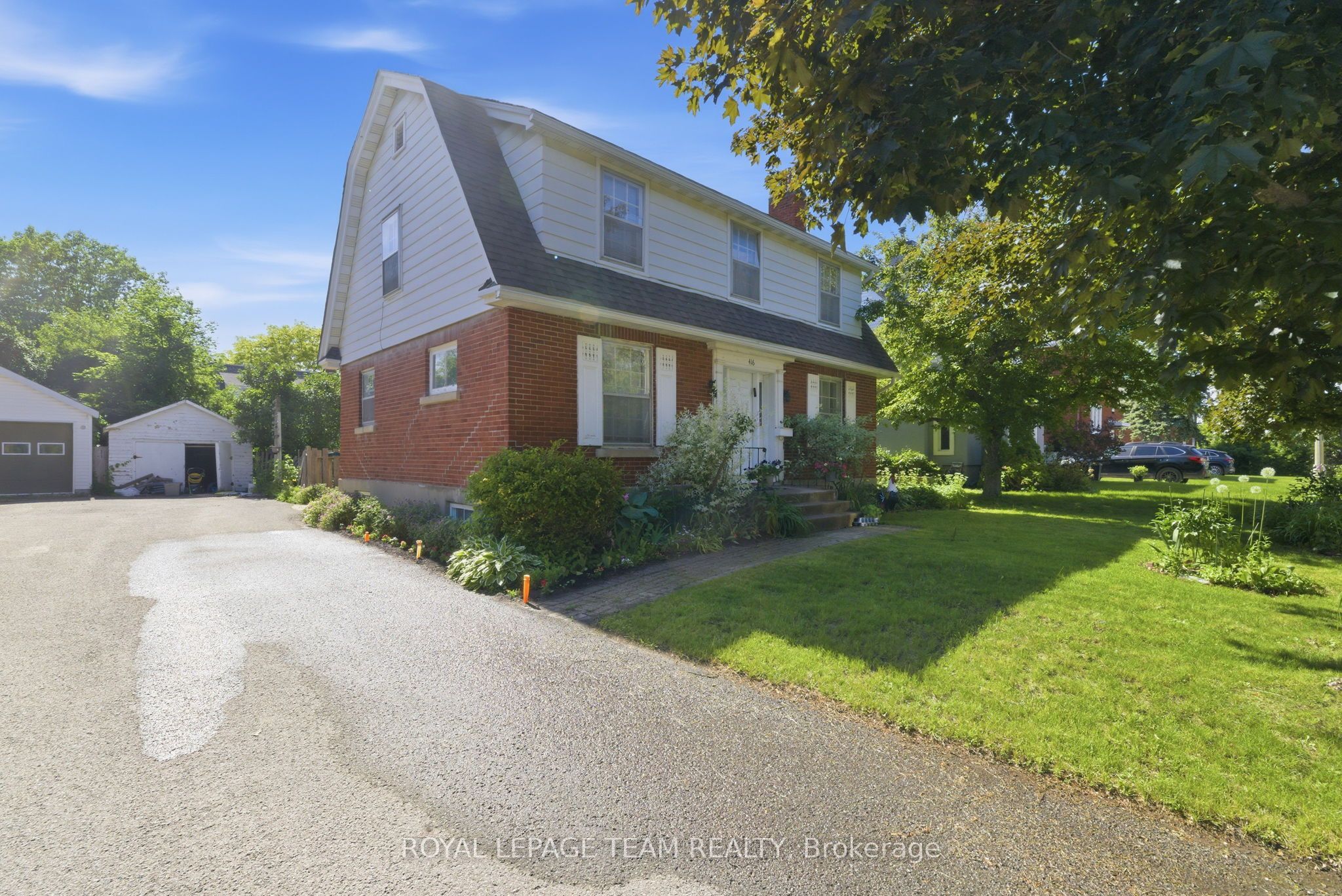 416 Tweedsmuir Avenue Property Photo 1