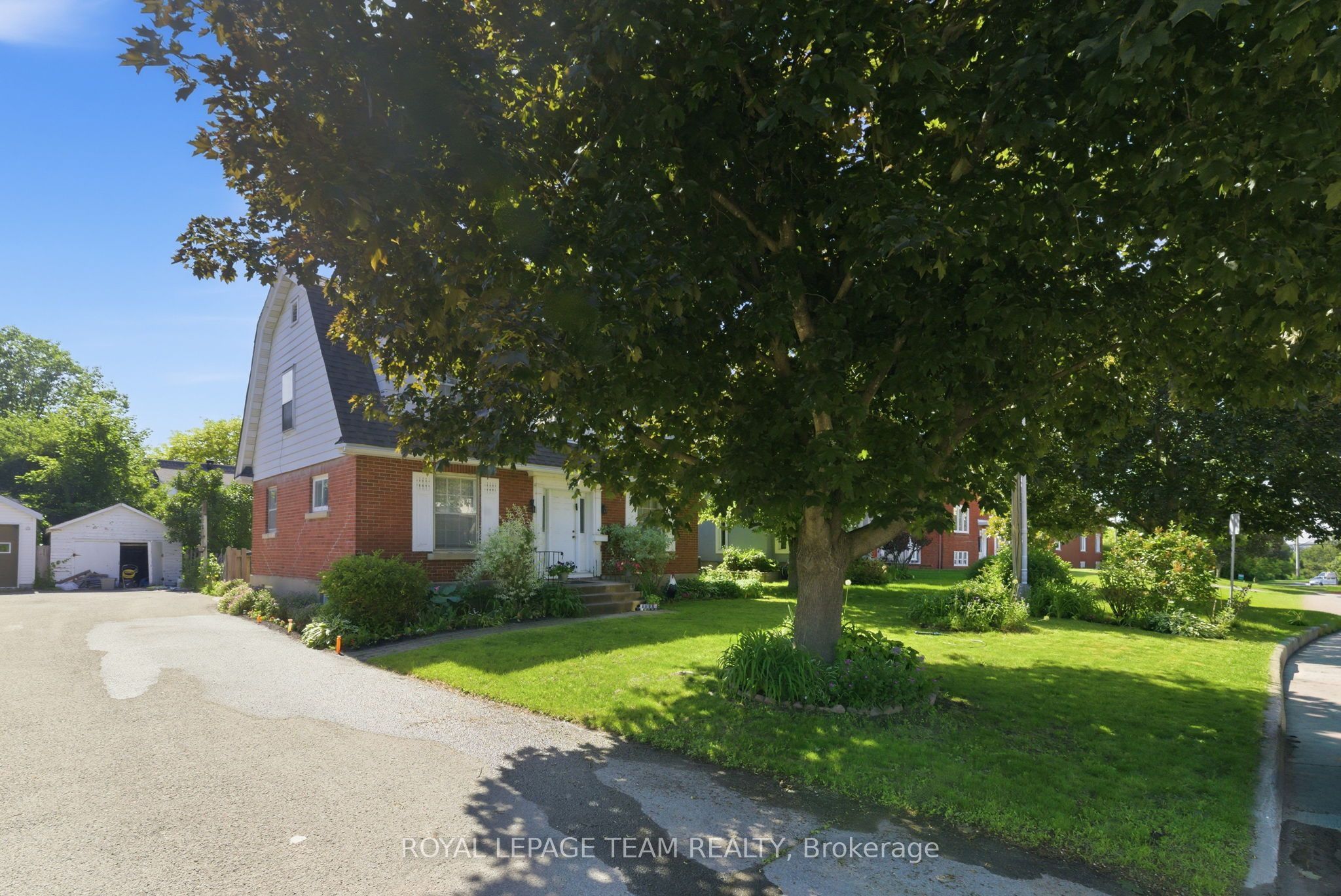 416 Tweedsmuir Avenue Property Photo 2