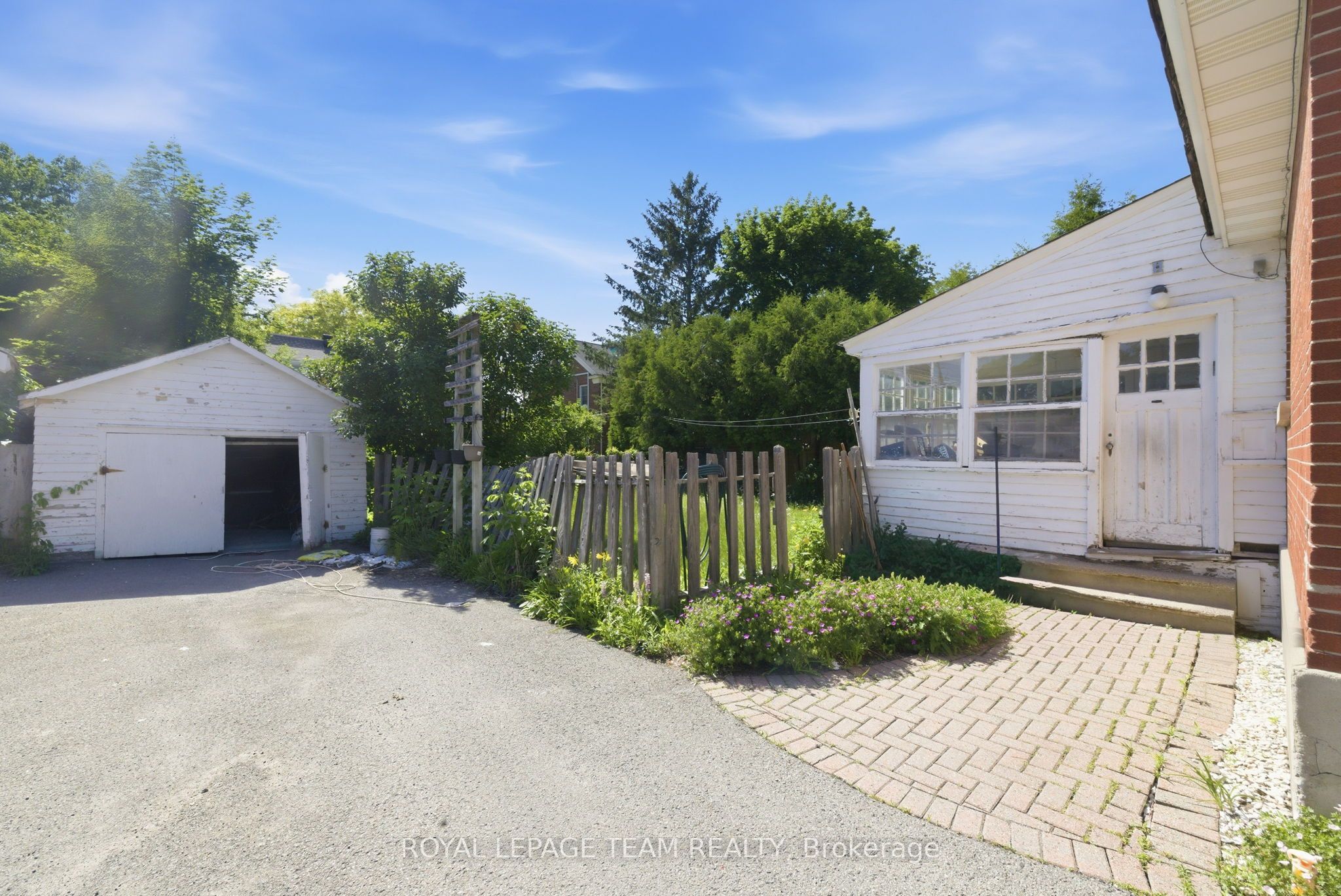 416 Tweedsmuir Avenue Property Photo 7