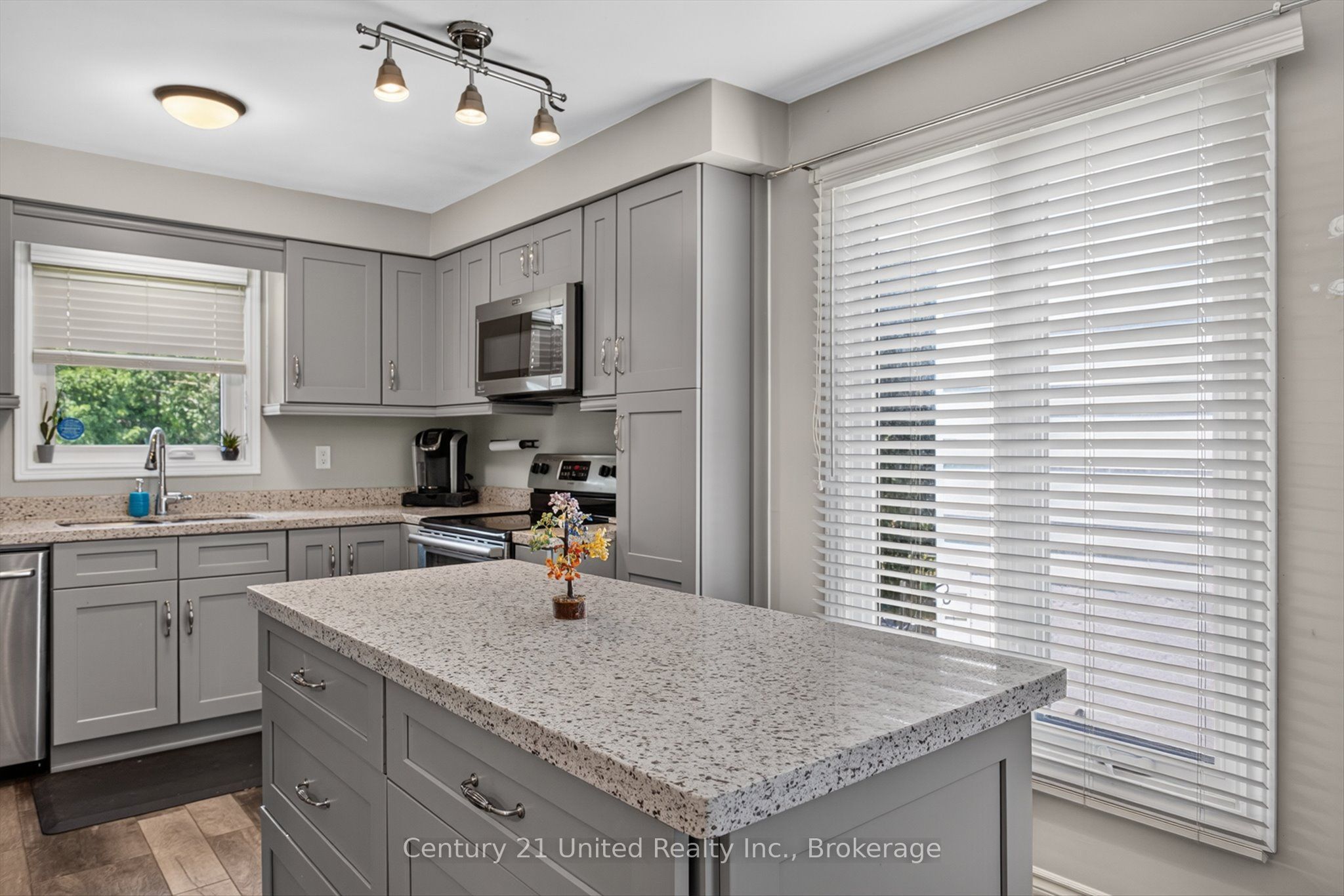 2121 Meadowview Road Property Photo 10