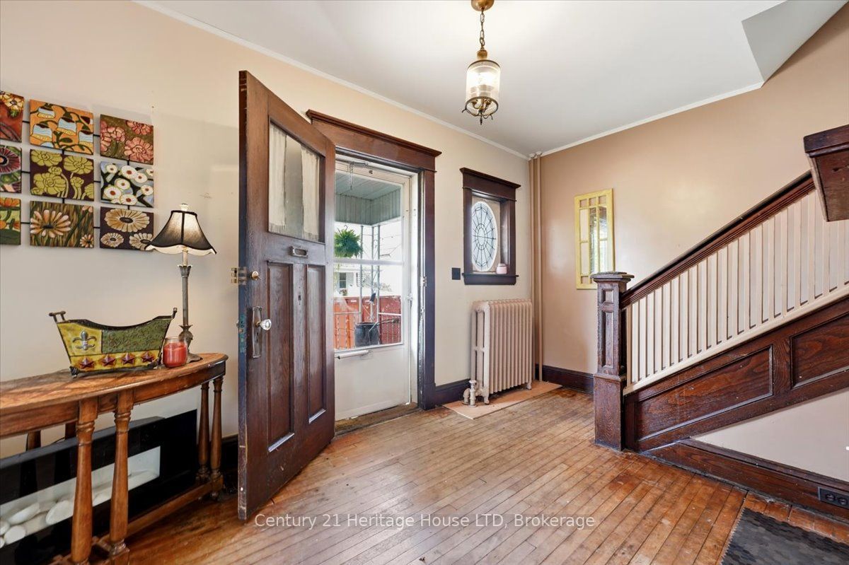 17 Elizabeth Street E Property Photo 4