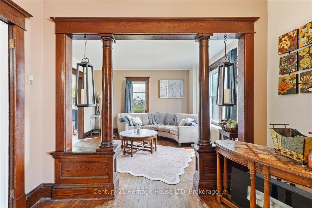 17 Elizabeth Street E Property Photo 6